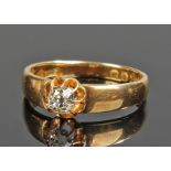 18 carat gold diamond ring, the central approximet