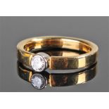 18 carat gold diamond set ring, the single approxi
