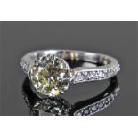 Diamond set white gold ring, the central 2.08 cara