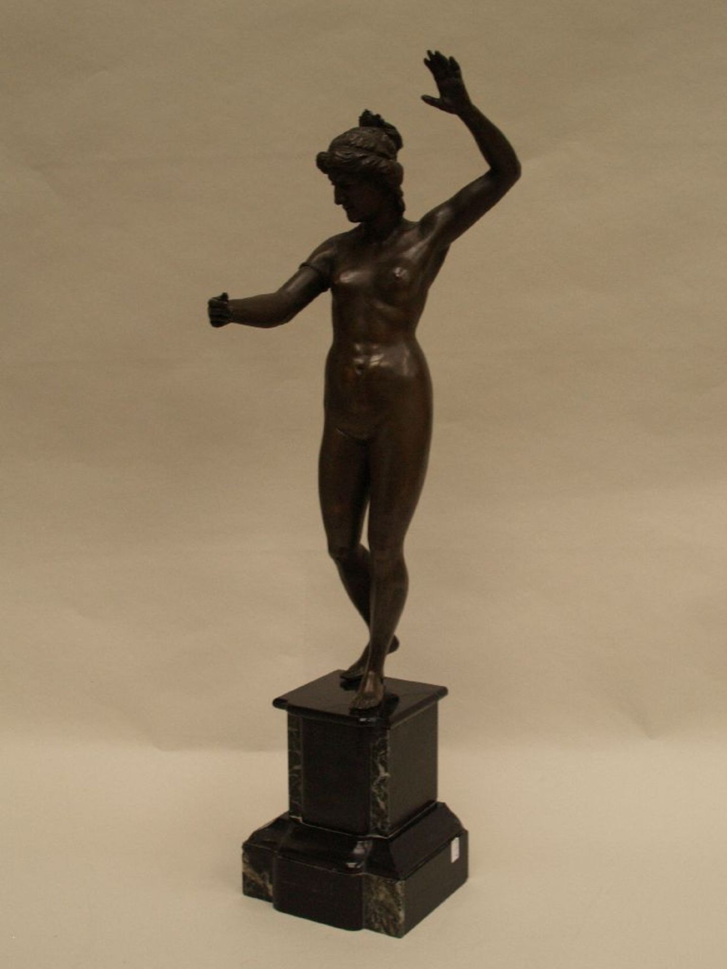 Statuette der Venus - Metallguss,bronziert,auf gestuftem Steinsockel,lt.Bestossungen,Höhe mit Sockel