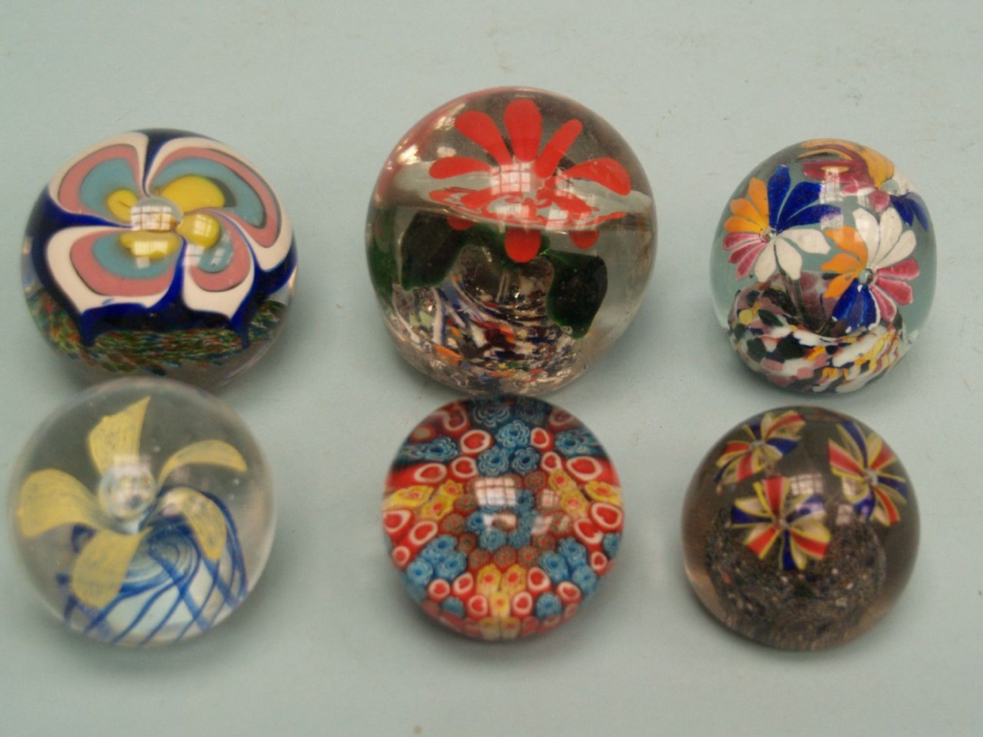 Paperweights/Briefbeschwerer - 6 Stück, mit Blüteneinschmelzungen, teils älter, Kugelform ca. 7-10cm