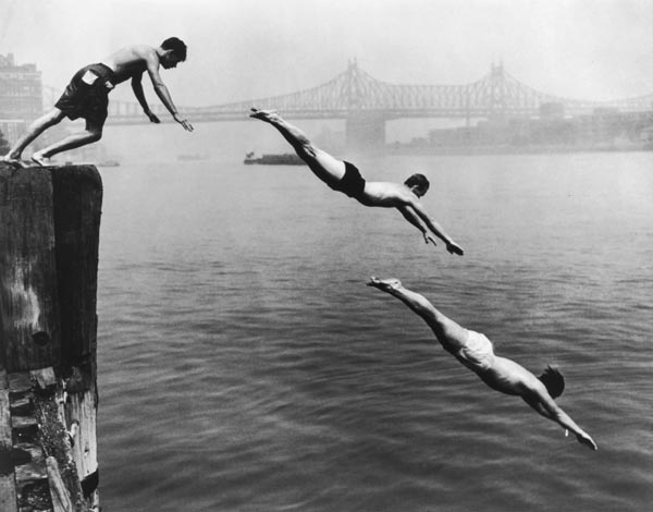 Arthur Leipzig (1918-2014). Divers, East River, 1948. Gelatin silver print, printed later, signed