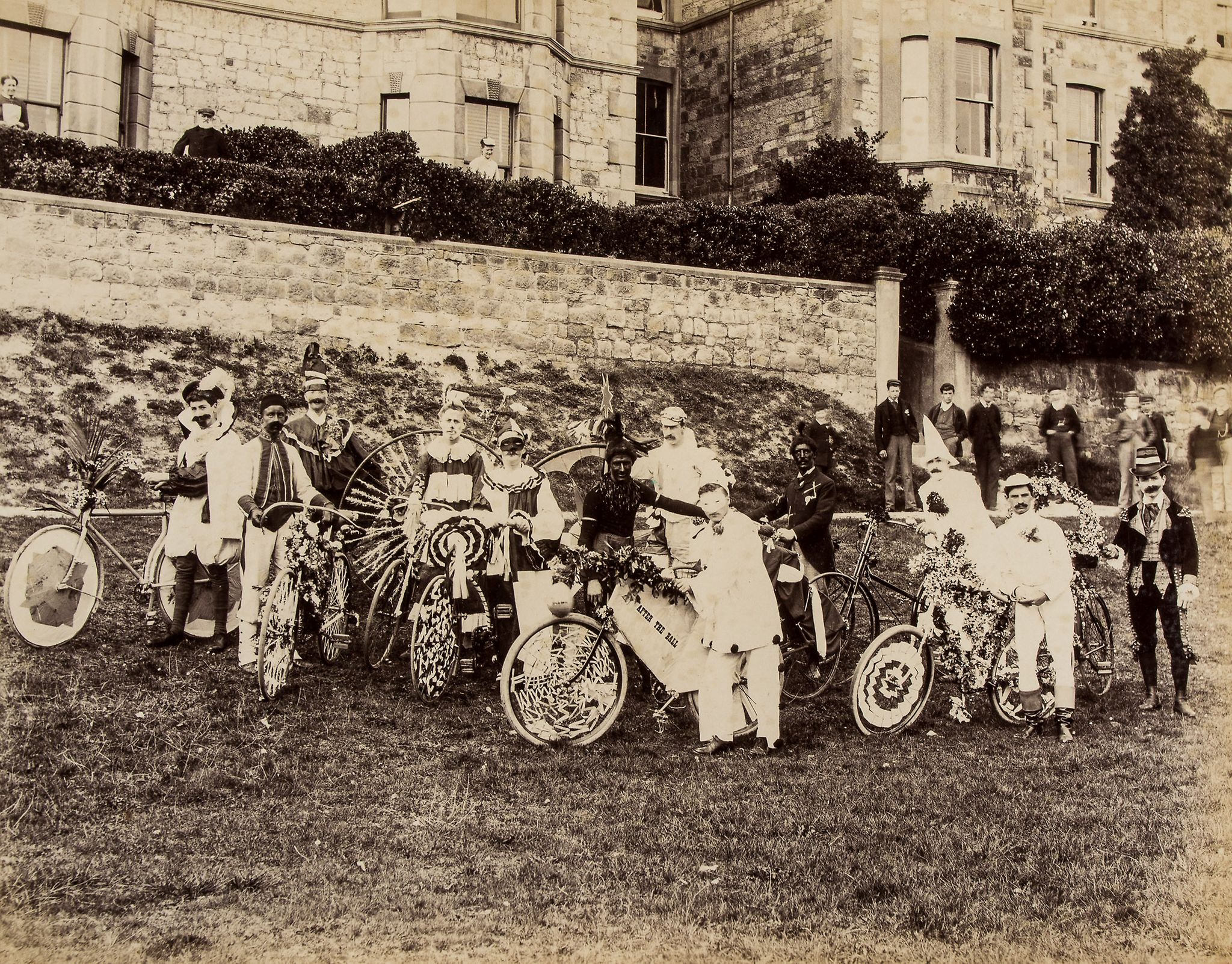 photographer ) . Souvenir de Bataille des Fleurs , Ventnor in Fete, April 5th