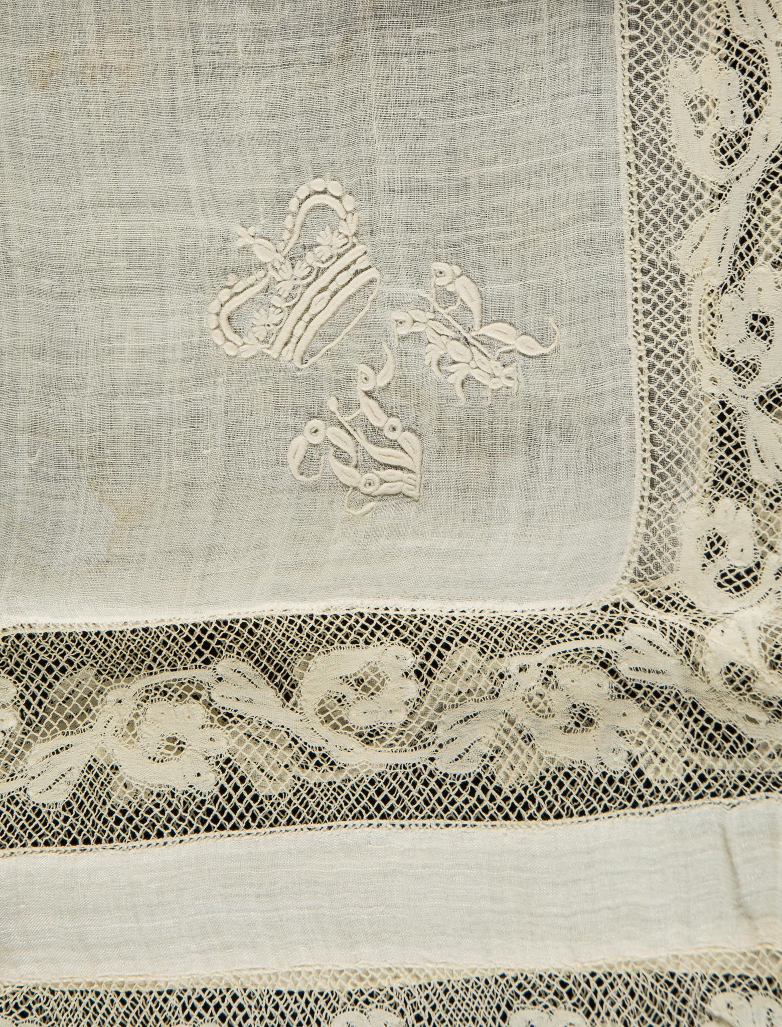 .- Collection of Queen Victoria's undergarments  ( Queen of Great Britain and Ireland  , 1819- - Image 2 of 8