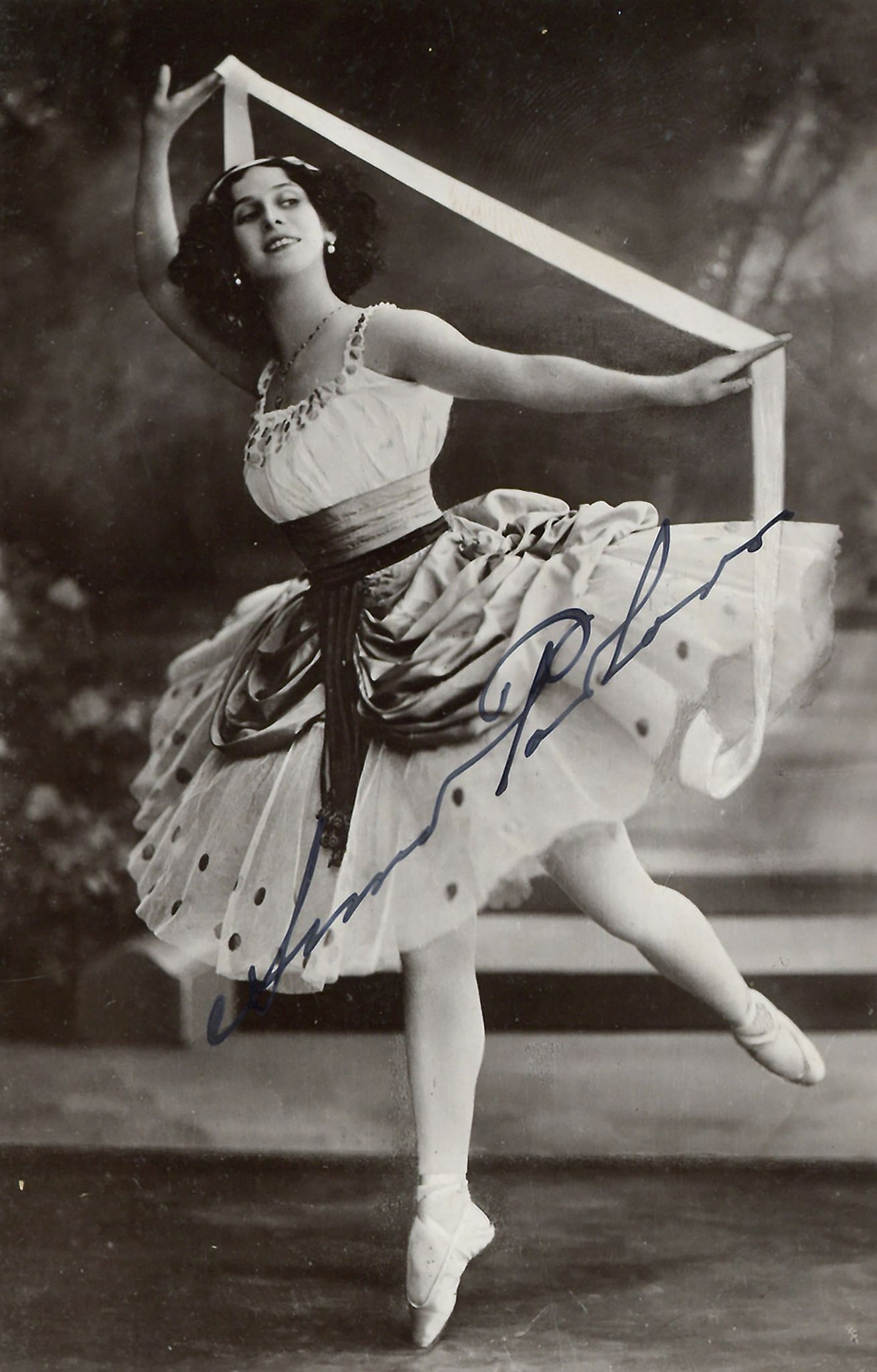 AUTOGRAPH BOOK -INCL. ANNA PAVLOVA, AMUDSEN - An album containing a large number of autographs and - Image 6 of 6