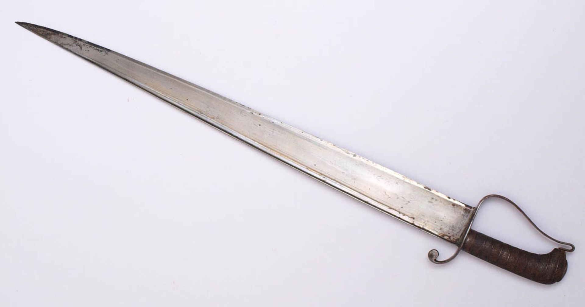 Schwert, wohl Südeuropa Einseitige Klinge mit Blutrille. Geriffelter Metallgriff. Eiserne