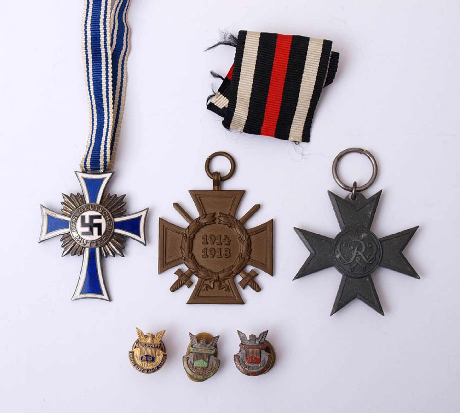 Konvolut Abzeichen Mutterkreuz in Silber, EK 3. Klasse (1.WK) mit Band, Kriegshilfsdienstkreuz (1.