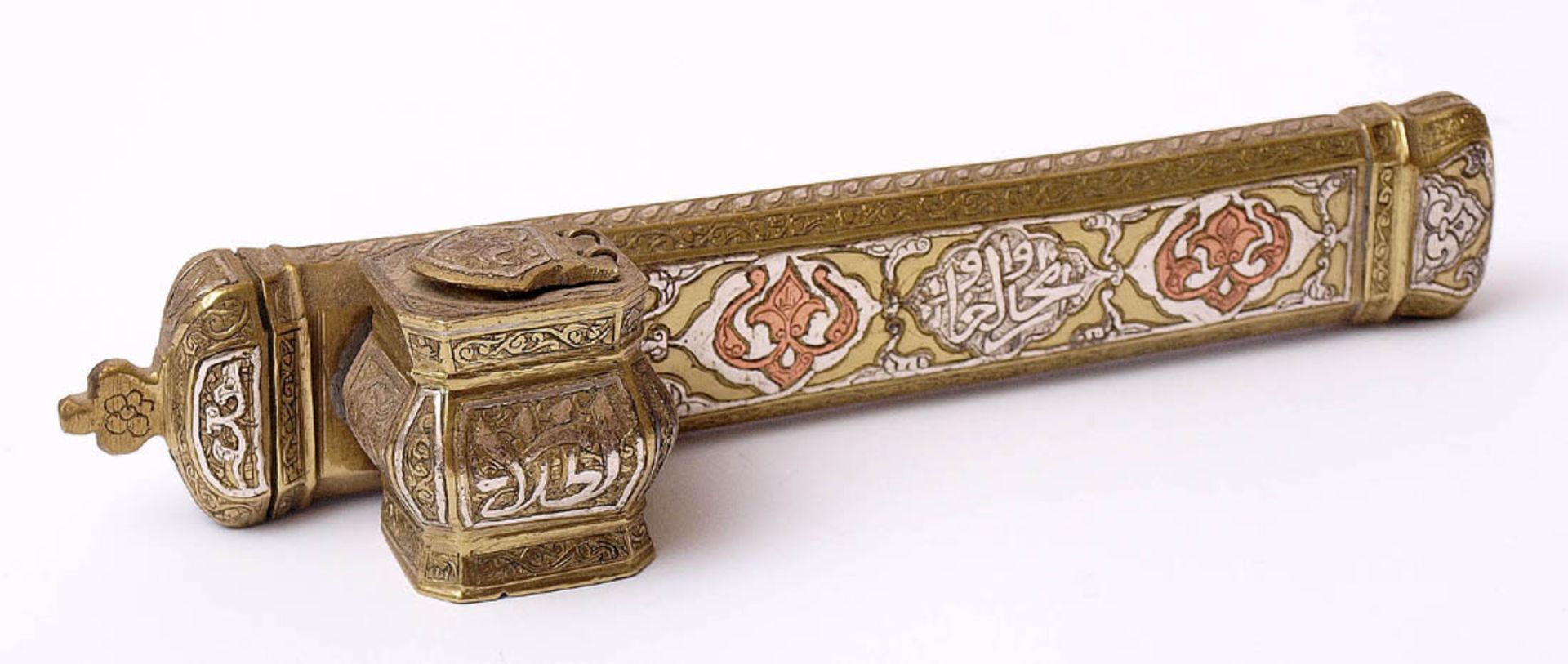 Schreibzeug, orientalisch Federbehälter und Tintenfässchen. Bronze, mit Silber und Kupfer