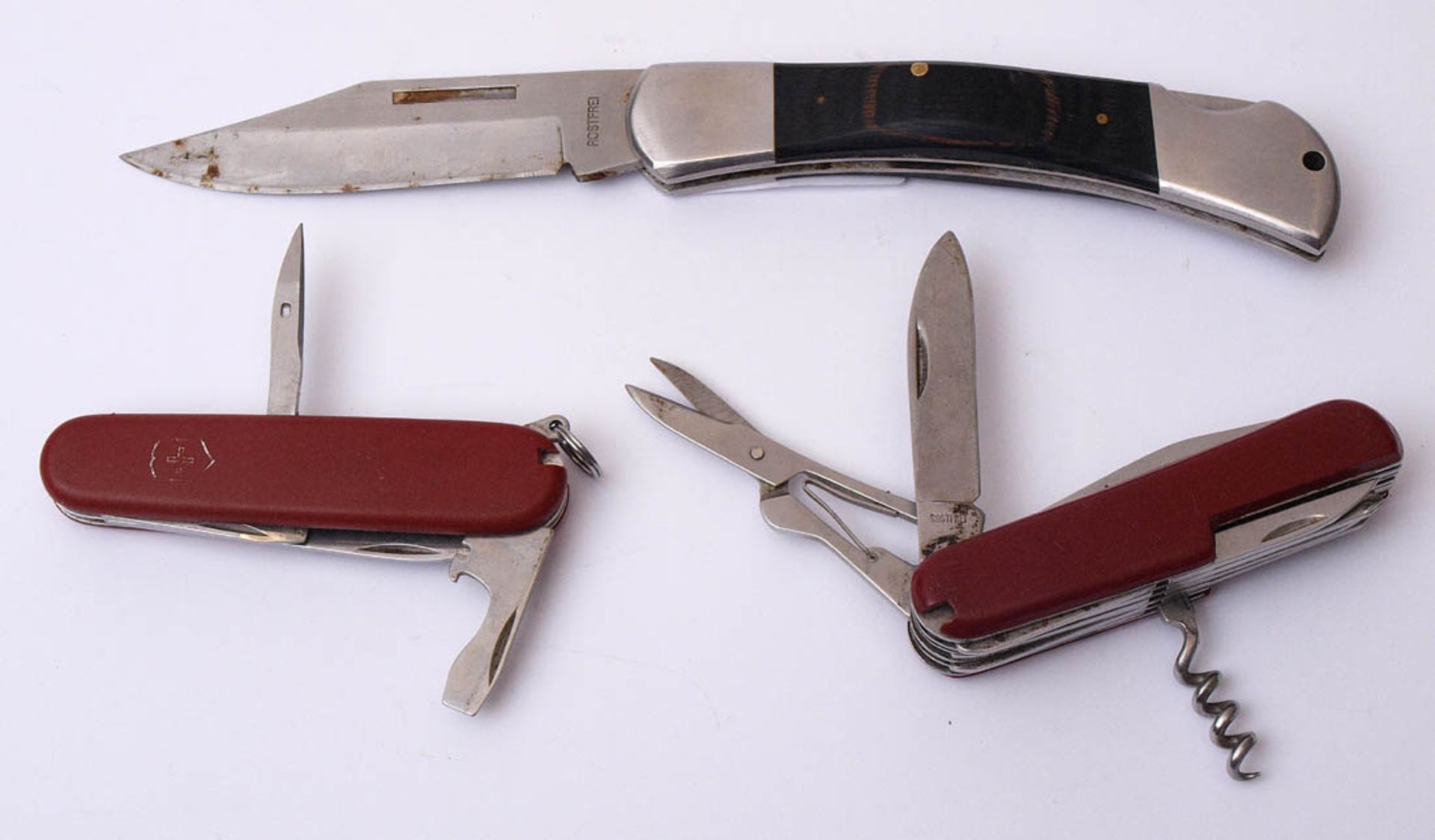 Drei div. Taschenmesser Zwei Schweizer Offiziersmesser, ein Messer mit Horngriff.