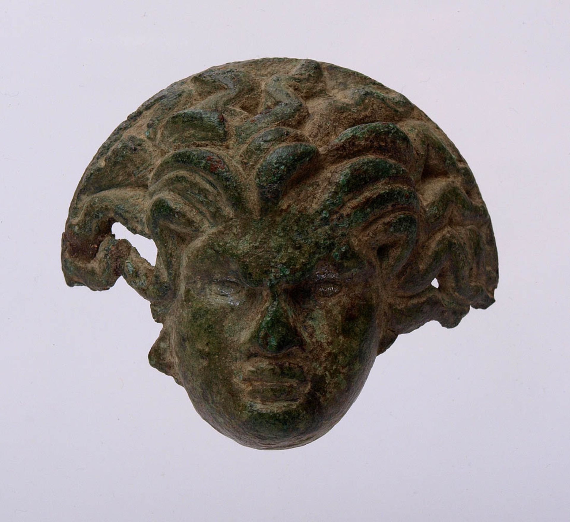 Bronze-Phalera, römisch, 1.Jhdt. n.Chr. Medusenhaupt. Schöne, grüne Patina. Durchm.5cm. Auf