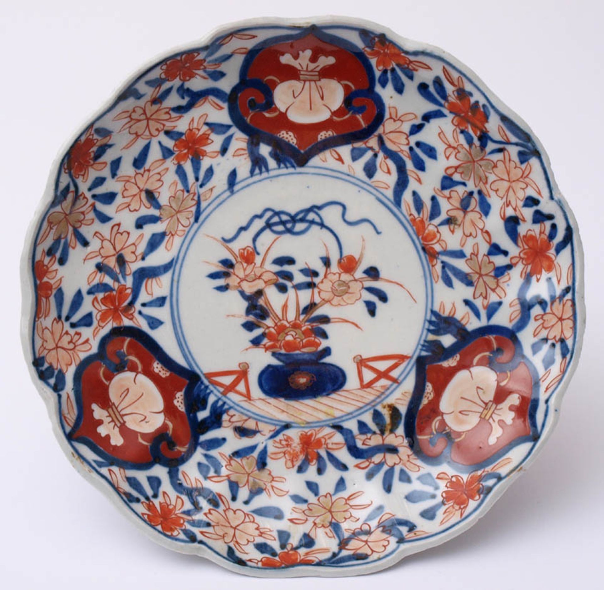 Teller, China Flachgemuldete Form. Fahne mit Blütenzweigen und drei Glückssymbolen in blauer und