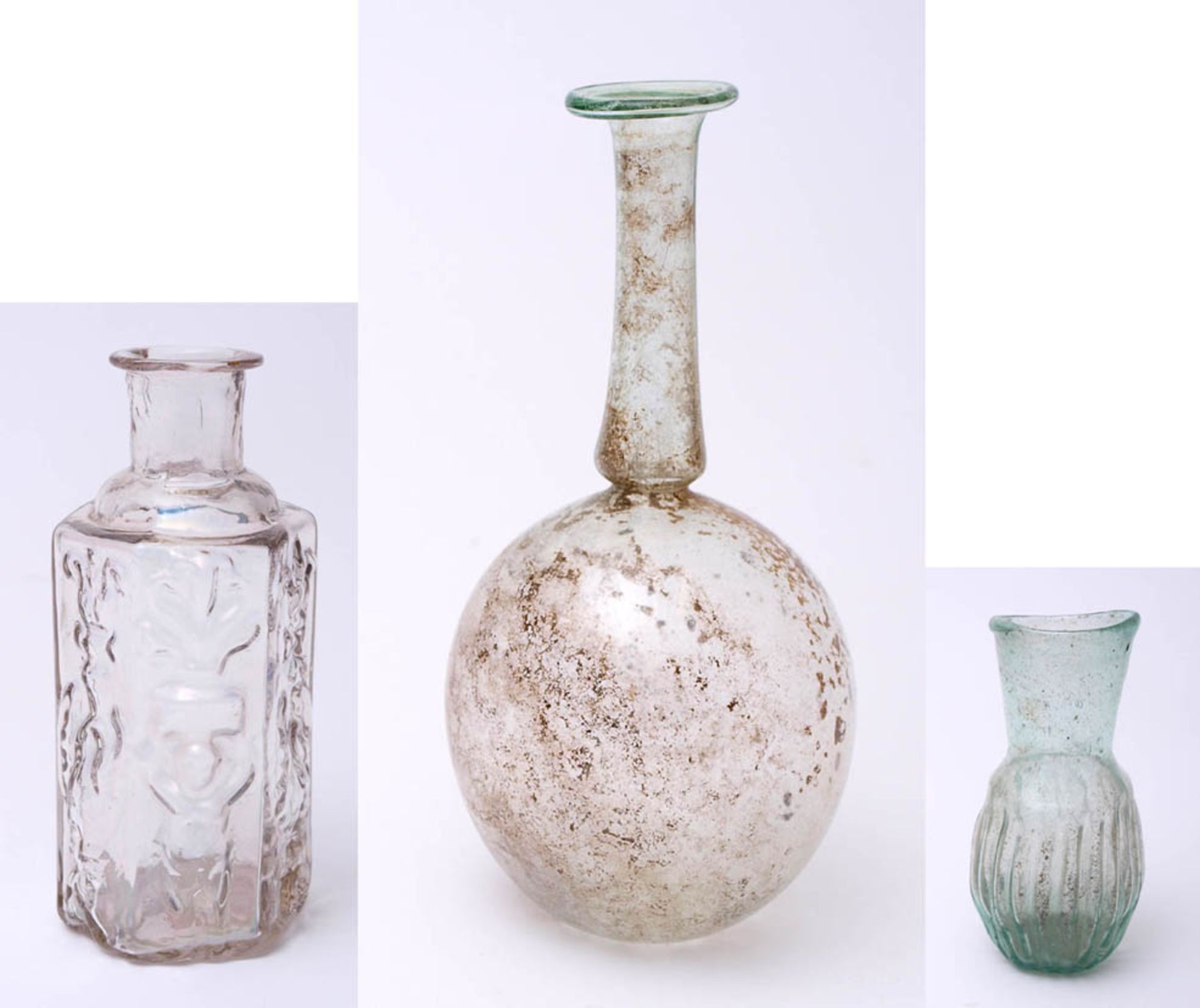 Drei Teile antikes Glas 1) Phiole (Kugelflasche), römisch, 3. Jhdt. n.Chr. Kugeliger Korpus mit