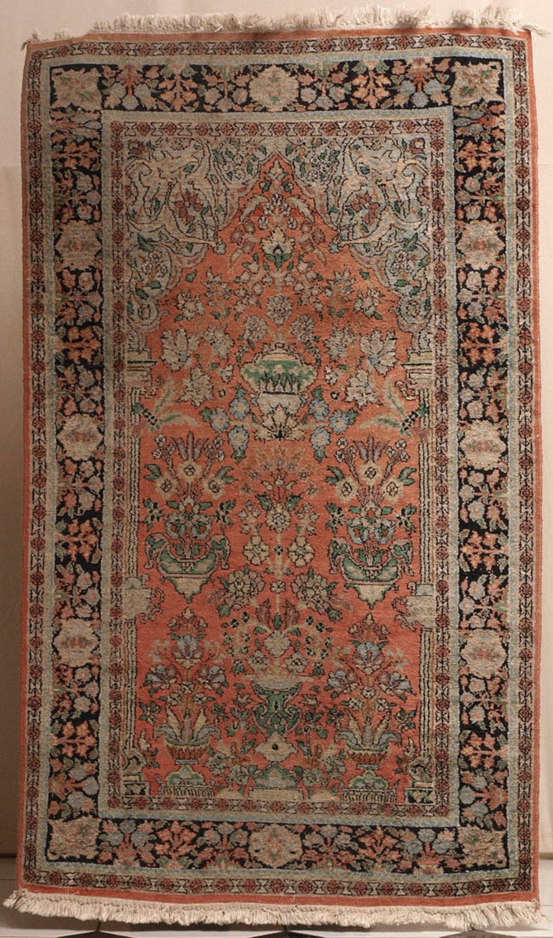 Ghom-Gebetsteppich Erdbeerfarbener Mihrab mit symmetrisch angeordneten Blumenarrangements in