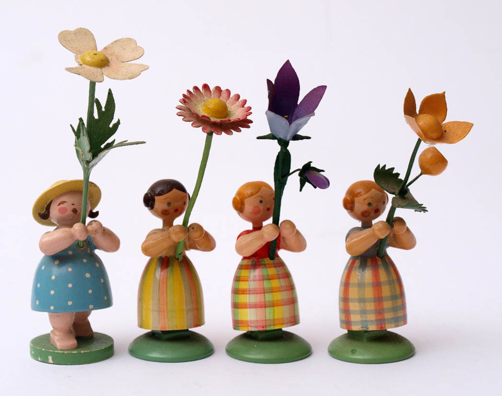 Vier Figuren, Erzgebirge Blumenmädchen. H.9-11cm.    Aufrufpreis: 40 EUR