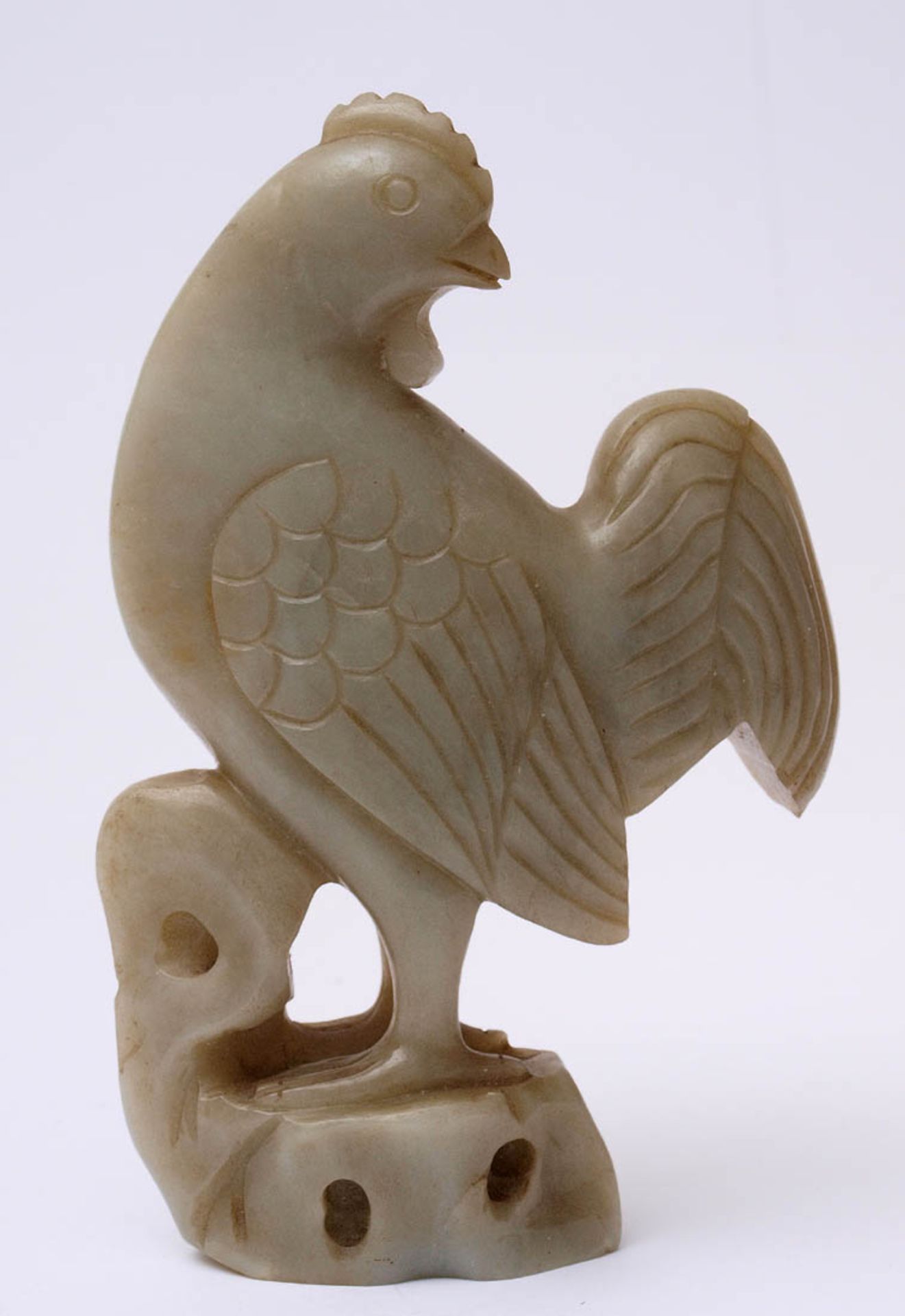 Tierfigurine, China Auf durchbrochen gearbeitetem Sockel plastische Darstellung eines Hahnes.