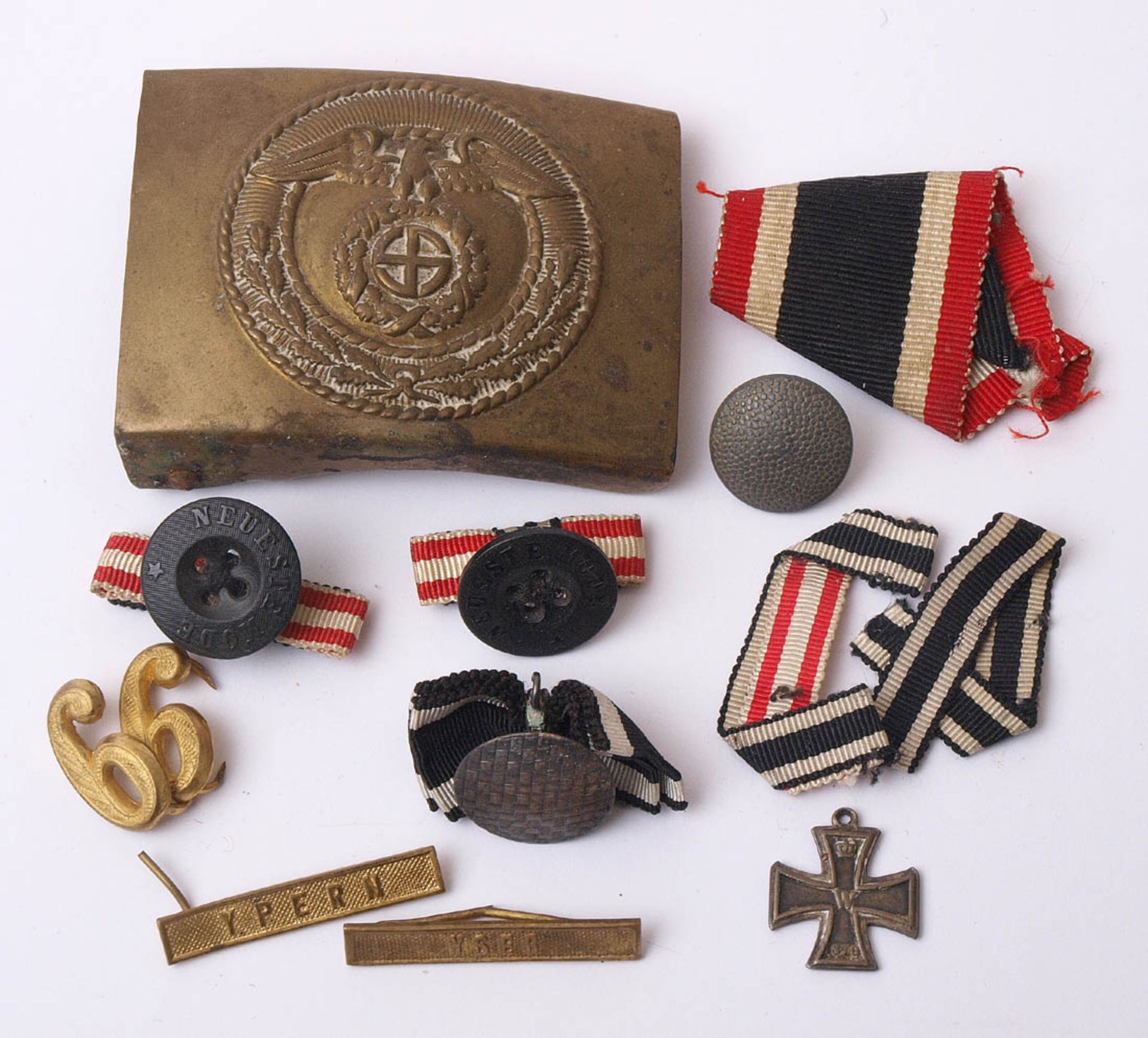 Konvolut Militaria Gürtelschnalle, 30er Jahre, dazu diverse Ordensschleifen und Bänder sowie ein