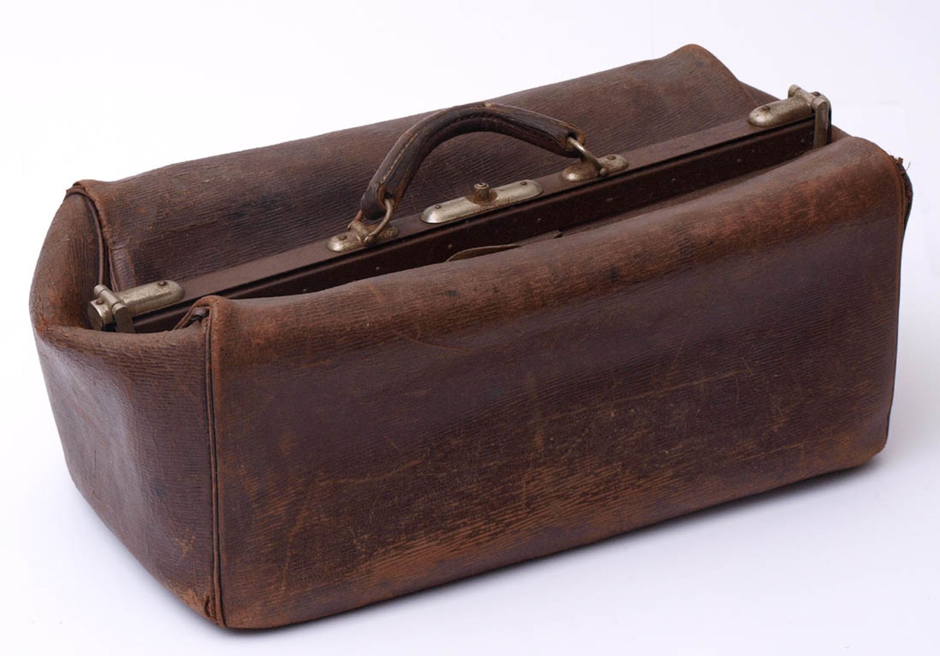 Reisetasche, um 1900 Leder, mit Klappbügel. L.50cm.    Aufrufpreis: 30 EUR