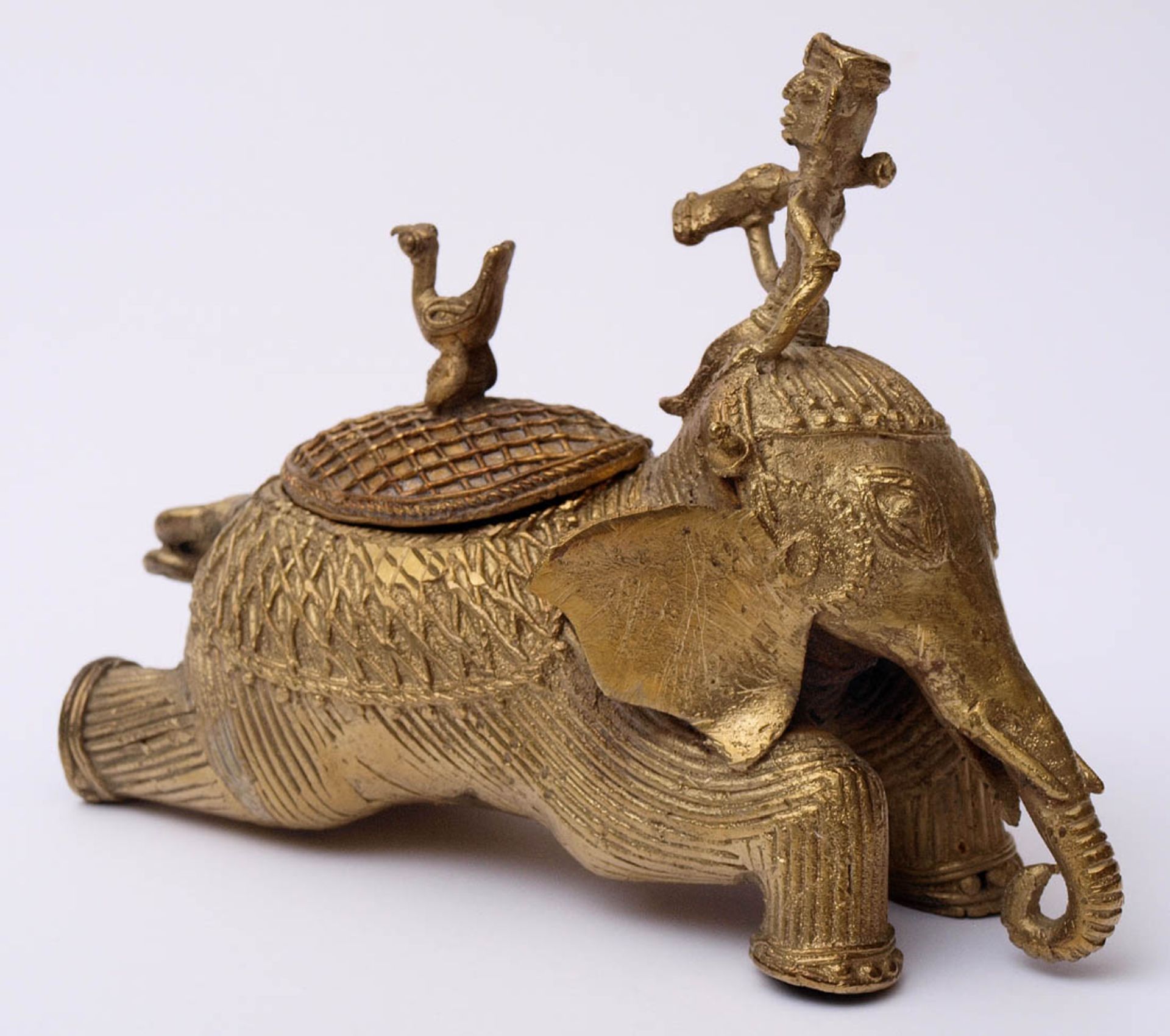 Deckeldose in Form eines Elefanten Gelbguss. L.16cm.