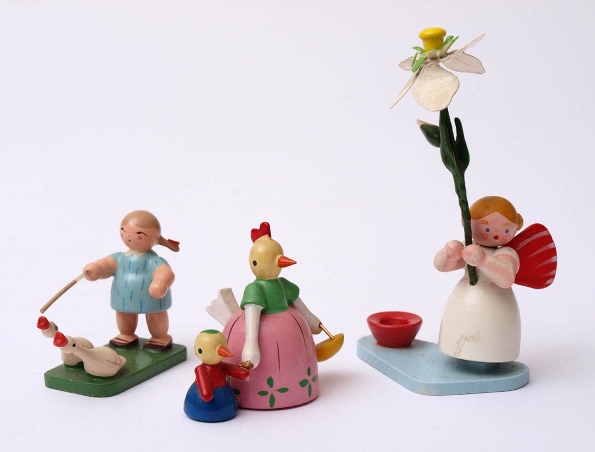 Drei Figuren, Erzgebirge Blumenmädchen, Gänseliesel und Frau Huhn. H.5-10cm.
