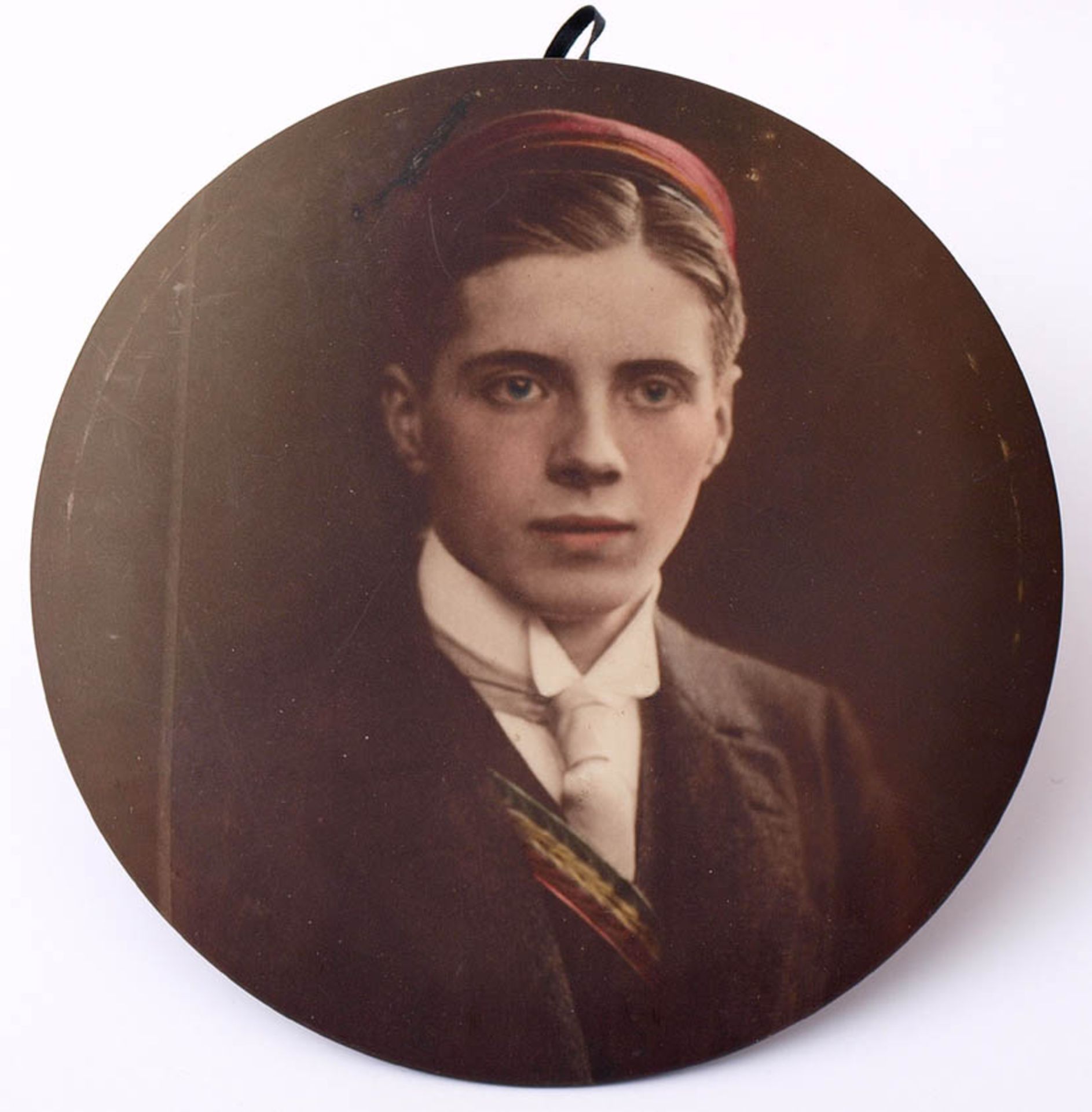 Brustbild eines Verbindungsstudenten, um 1910 Farbdruck auf Metall. Durchm.15cm.    Aufrufpreis: