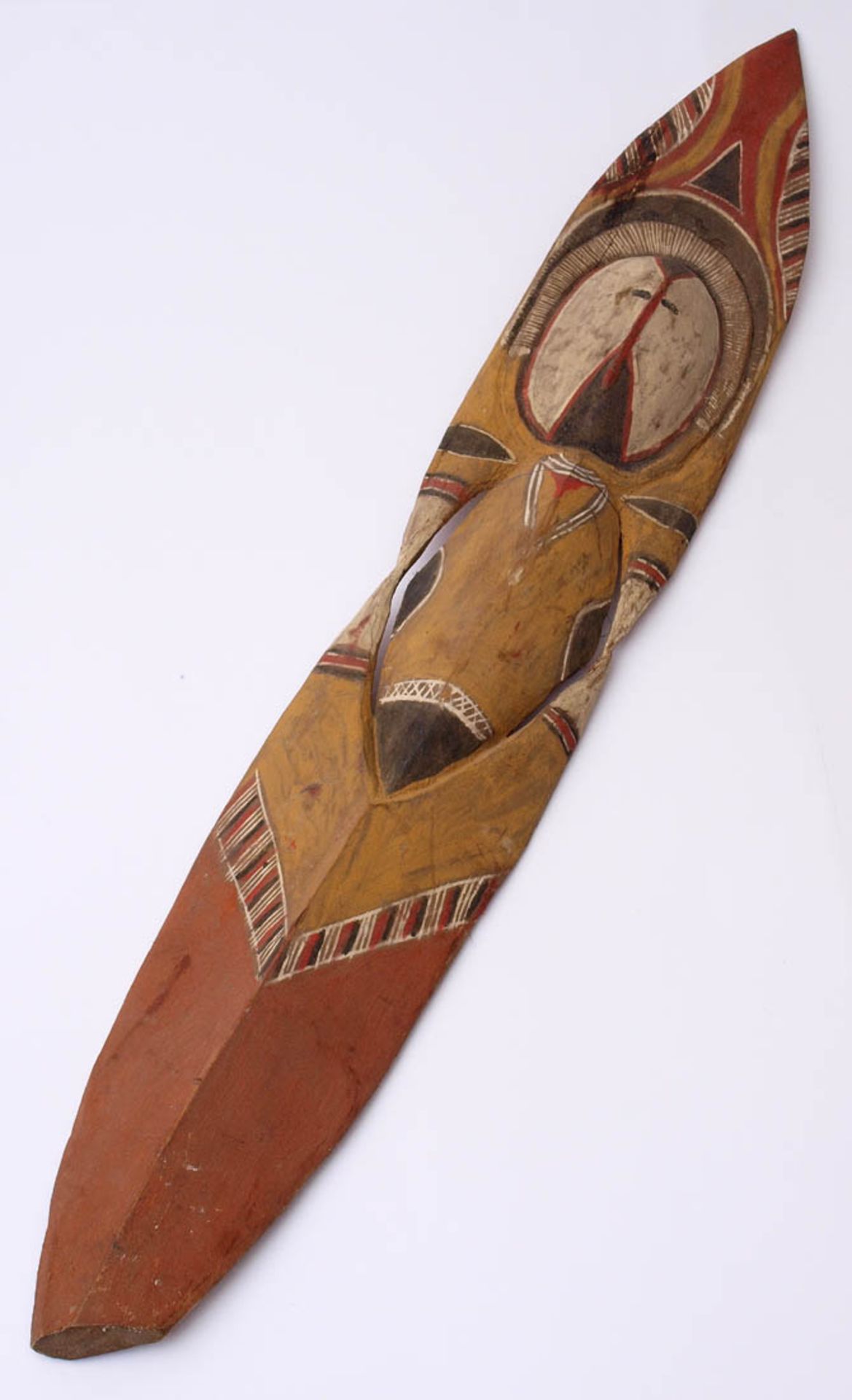 Yams-Ahnenfigur, Neuguinea Wosera-Region. Holz, farbig bemalt. L.100cm.    Aufrufpreis: 60 EUR