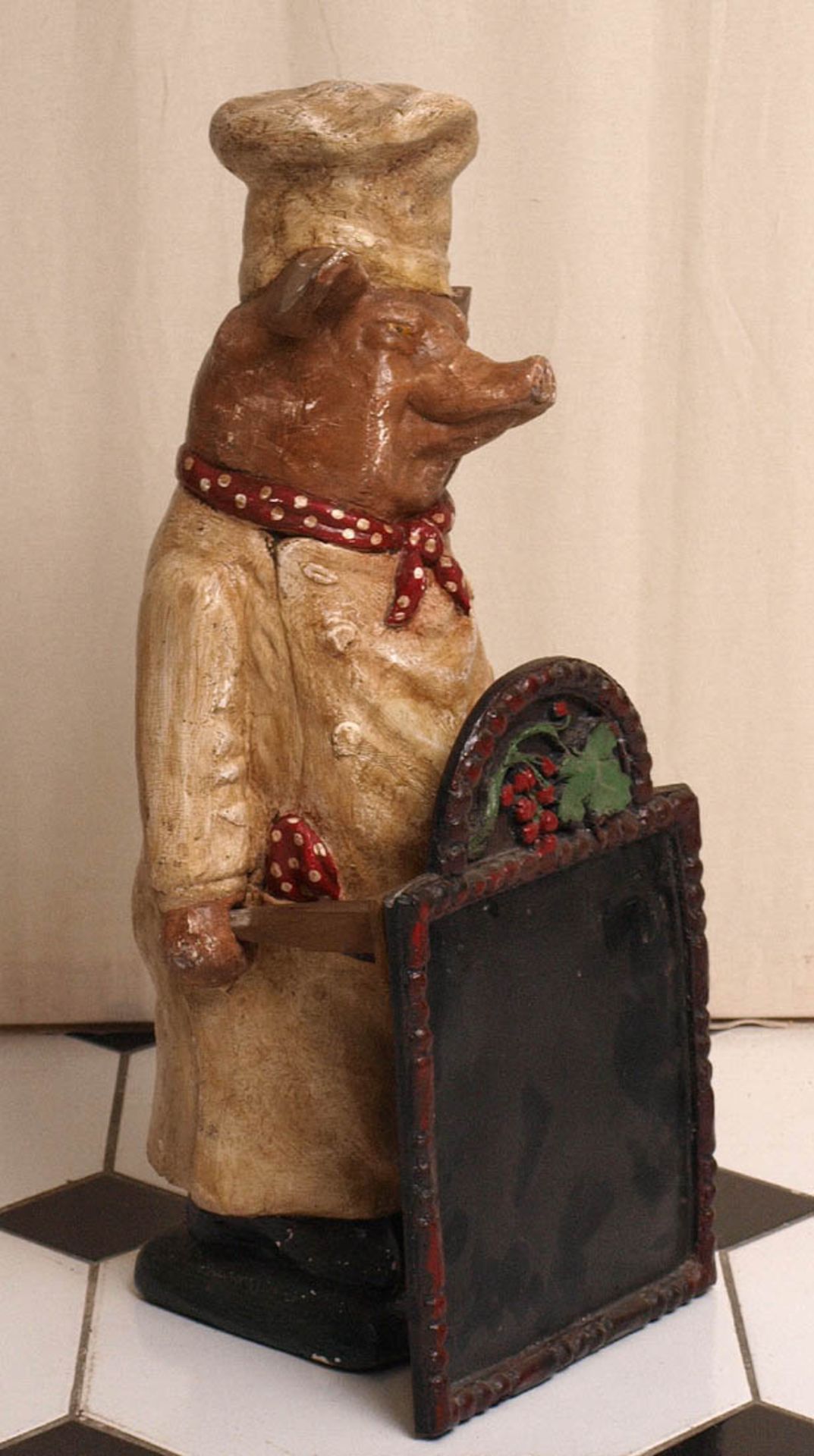 Thekenaufsteller In Form eines Schweines in Kochmontur, mit den Händen eine Tafel haltend. Gips,