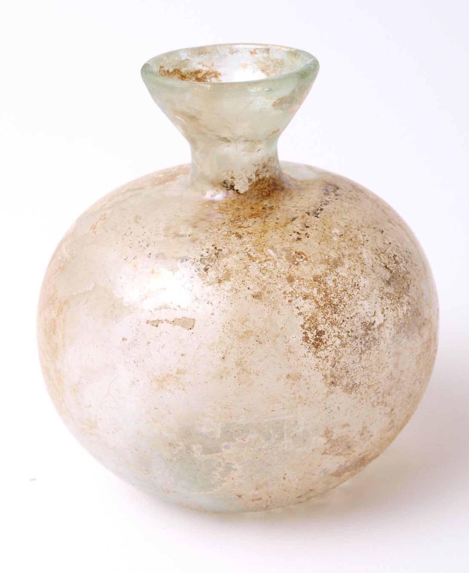 Kugelflasche, römisch, wohl 3.Jhdt. n.Chr. Irisierendes, leicht grünliches Glas. Bodenfund. H.11cm.