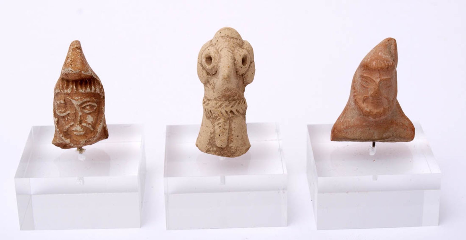 Drei kleine Terrakottaköpfe, syro-hethitisch, 6.Jhdt. v.Chr. U.a. ein Vogelkopf-Idol. H.3-4cm.