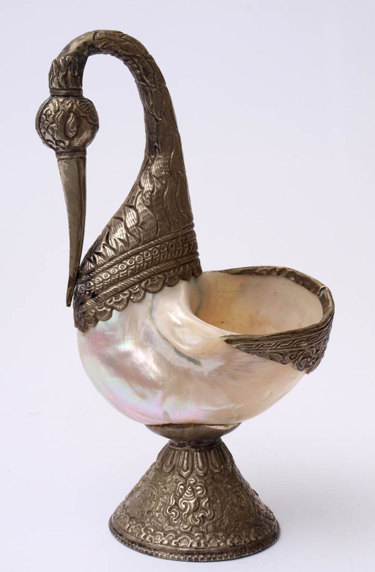 Ziergefäß, asiatisch In Form eines Vogels aus polierter Muschel und Silber (?). H.23cm.