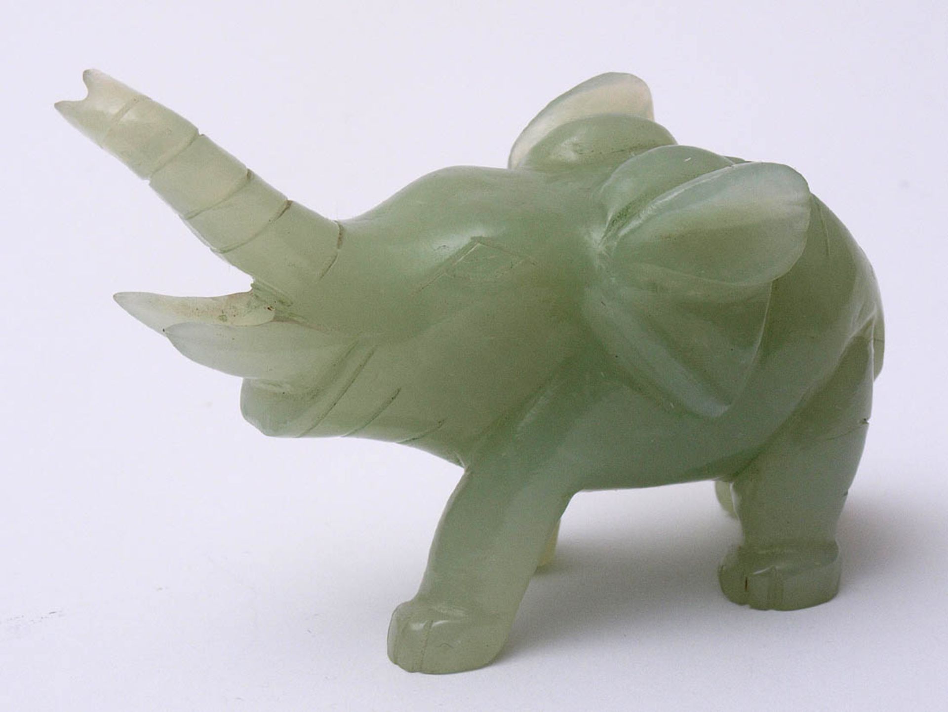 Elefant Hellgrüne Jade. H.6cm.    Aufrufpreis: 20 EUR