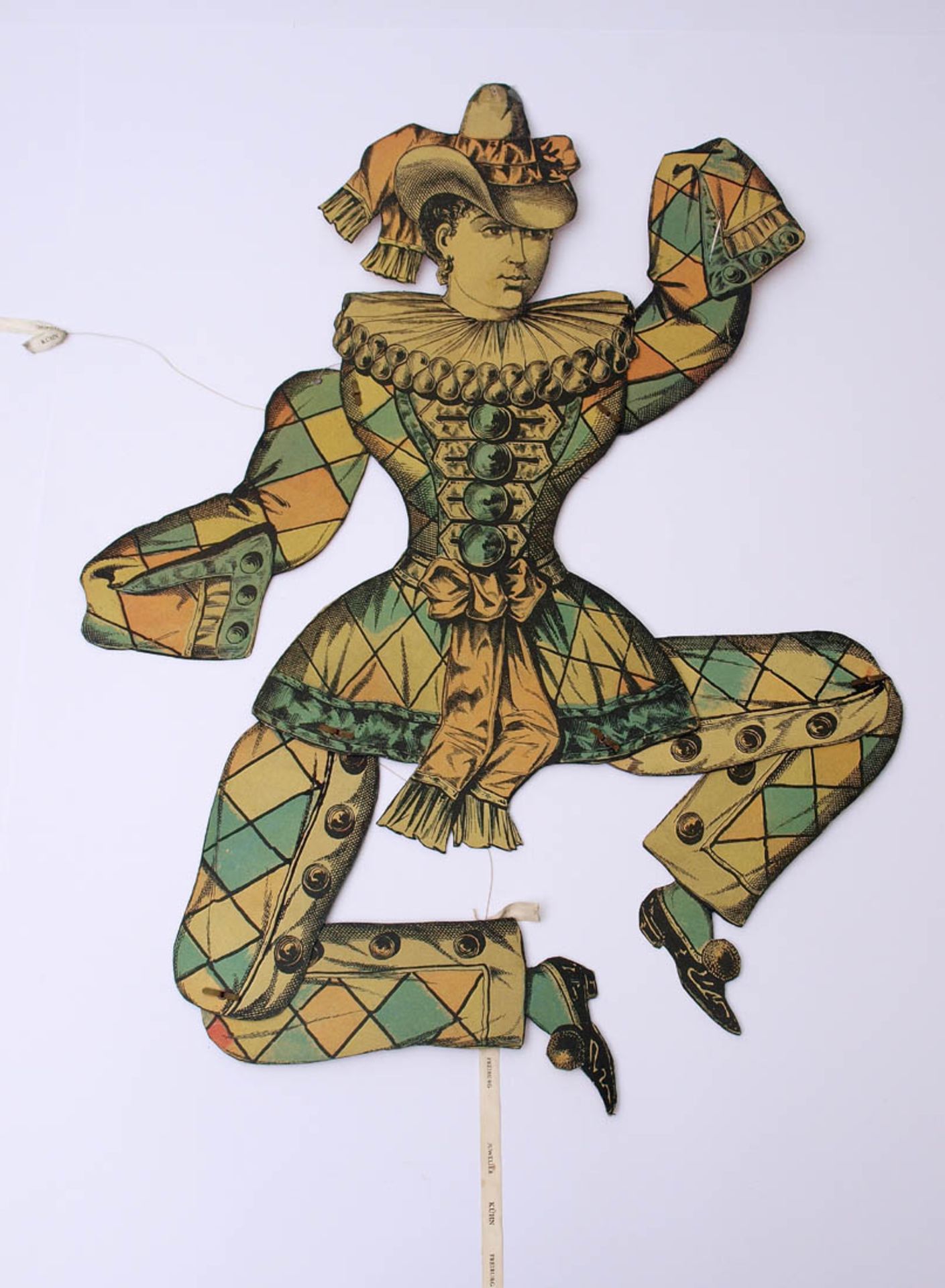 Hampelmann, 19.Jhdt.In Form eines weiblichen Pierrot. Bedrucktes Papier auf Karton. H.95cm.