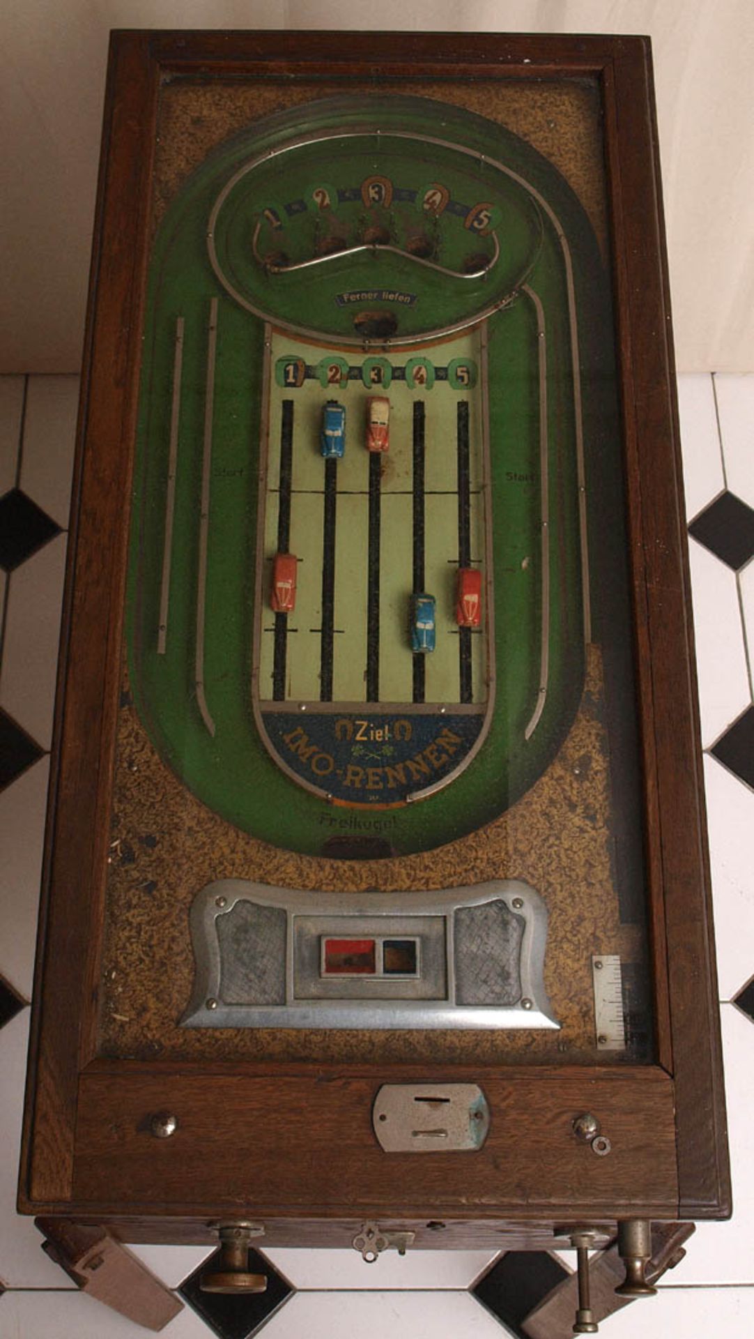 Spielautomat, 30er JahreAuf vier Vierkantfüßen rechteckiger Korpus mit verglaster Deckplatte. - Bild 3 aus 6