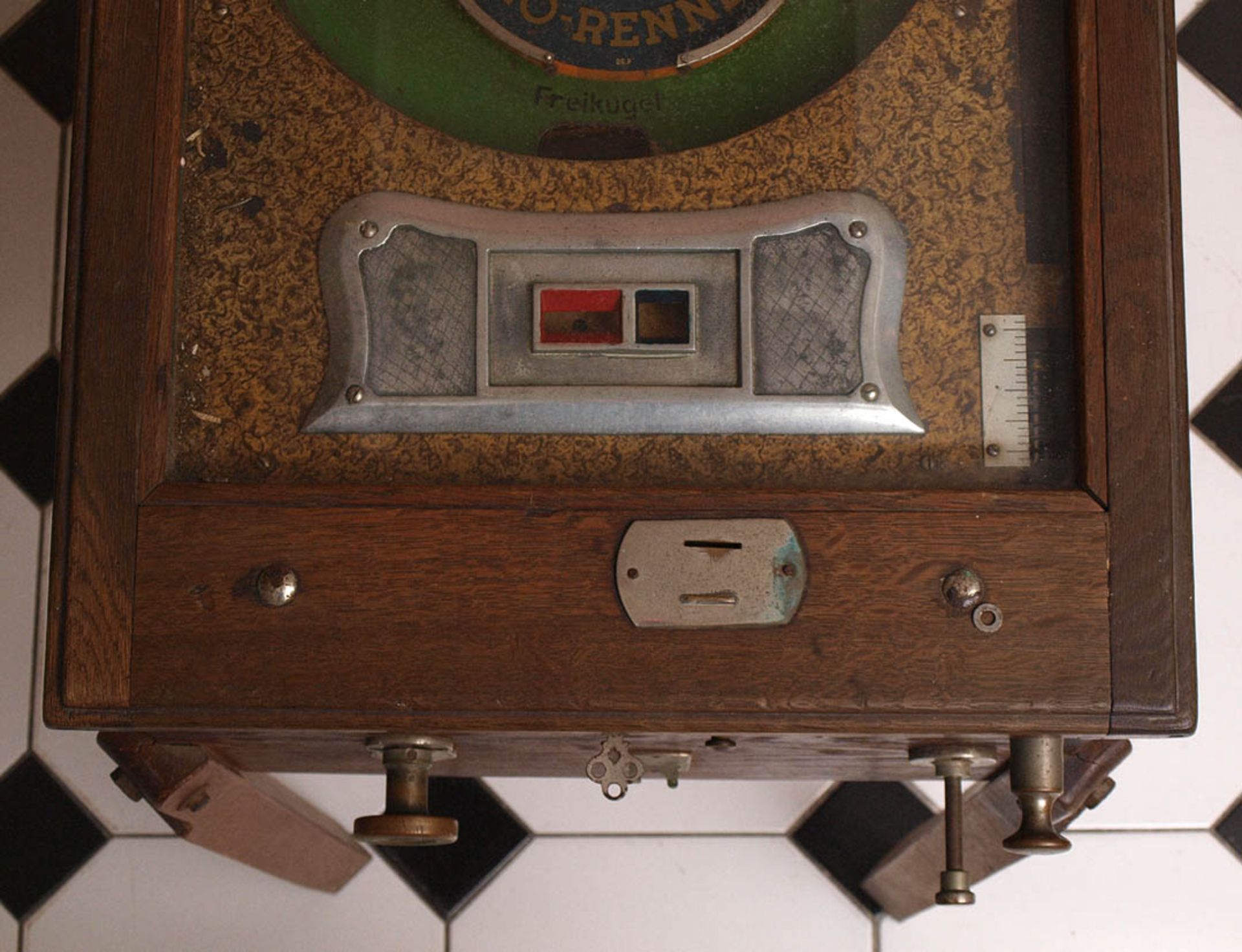 Spielautomat, 30er JahreAuf vier Vierkantfüßen rechteckiger Korpus mit verglaster Deckplatte. - Bild 5 aus 6