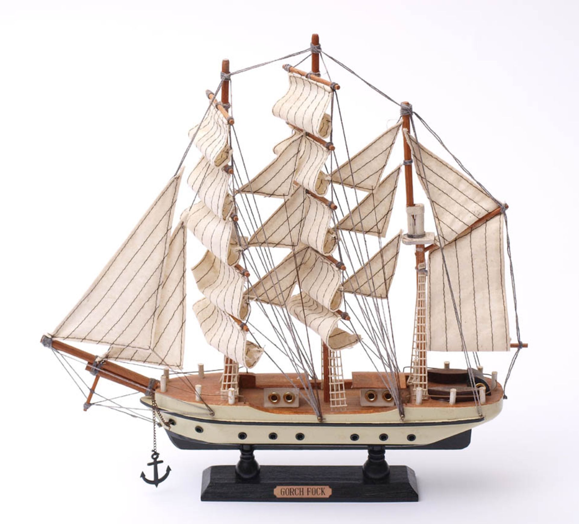 Modell der "Gorch Fock"Stoffbesegelung. L.32cm.Aufrufpreis: 15 EUR