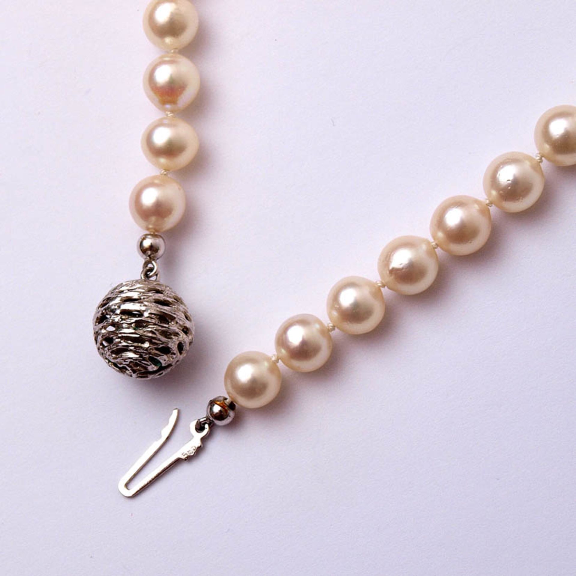 Zuchtperlkette83 Perlen von feiner Farbe, teilweise minimal barock. Handgearbeitetes, kugeliges - Bild 2 aus 2