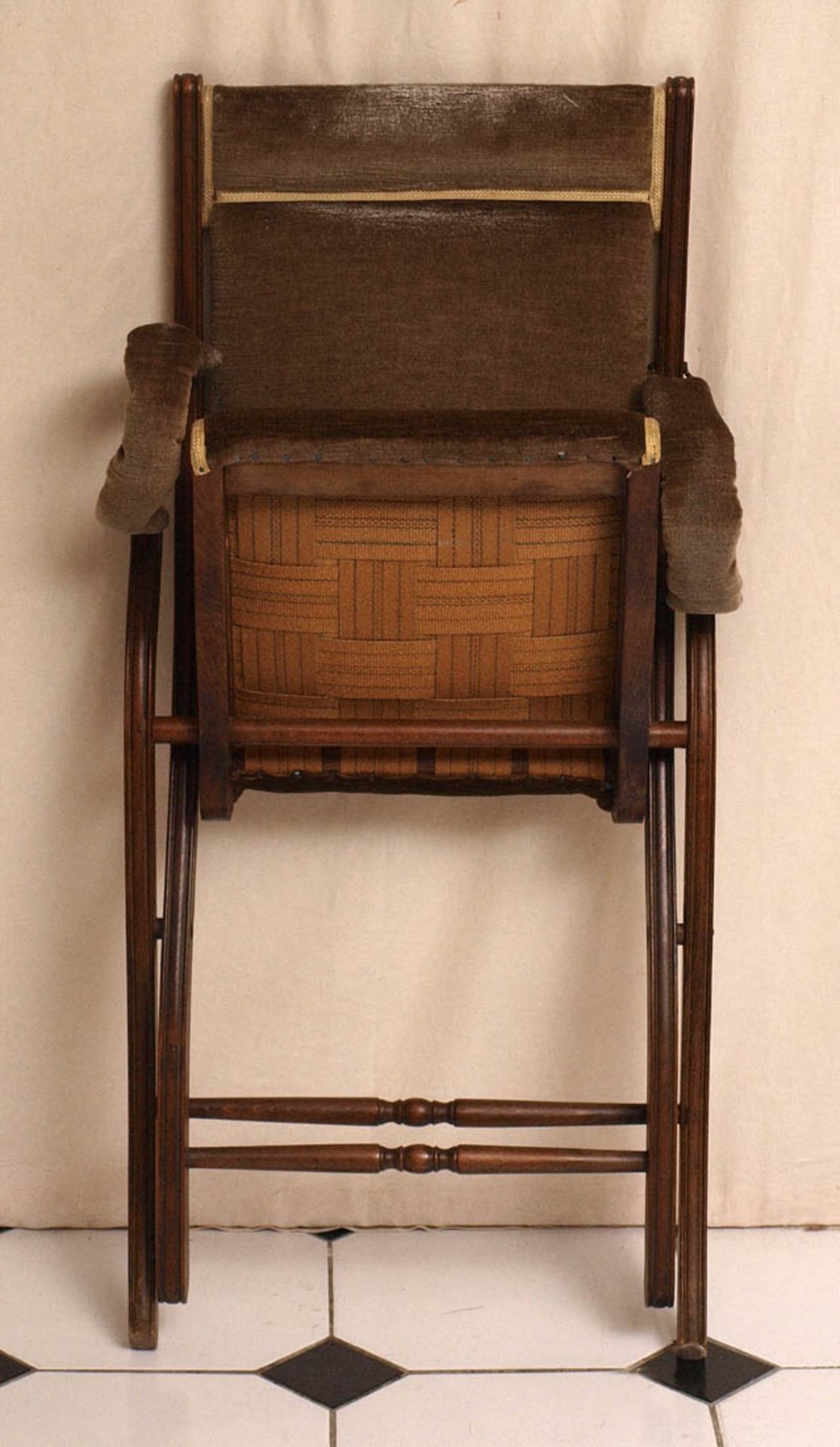 Klappsessel, um 1905Scherengestell mit gedrechselter Querversprossung. Sitz und Rückenlehne - Bild 2 aus 2