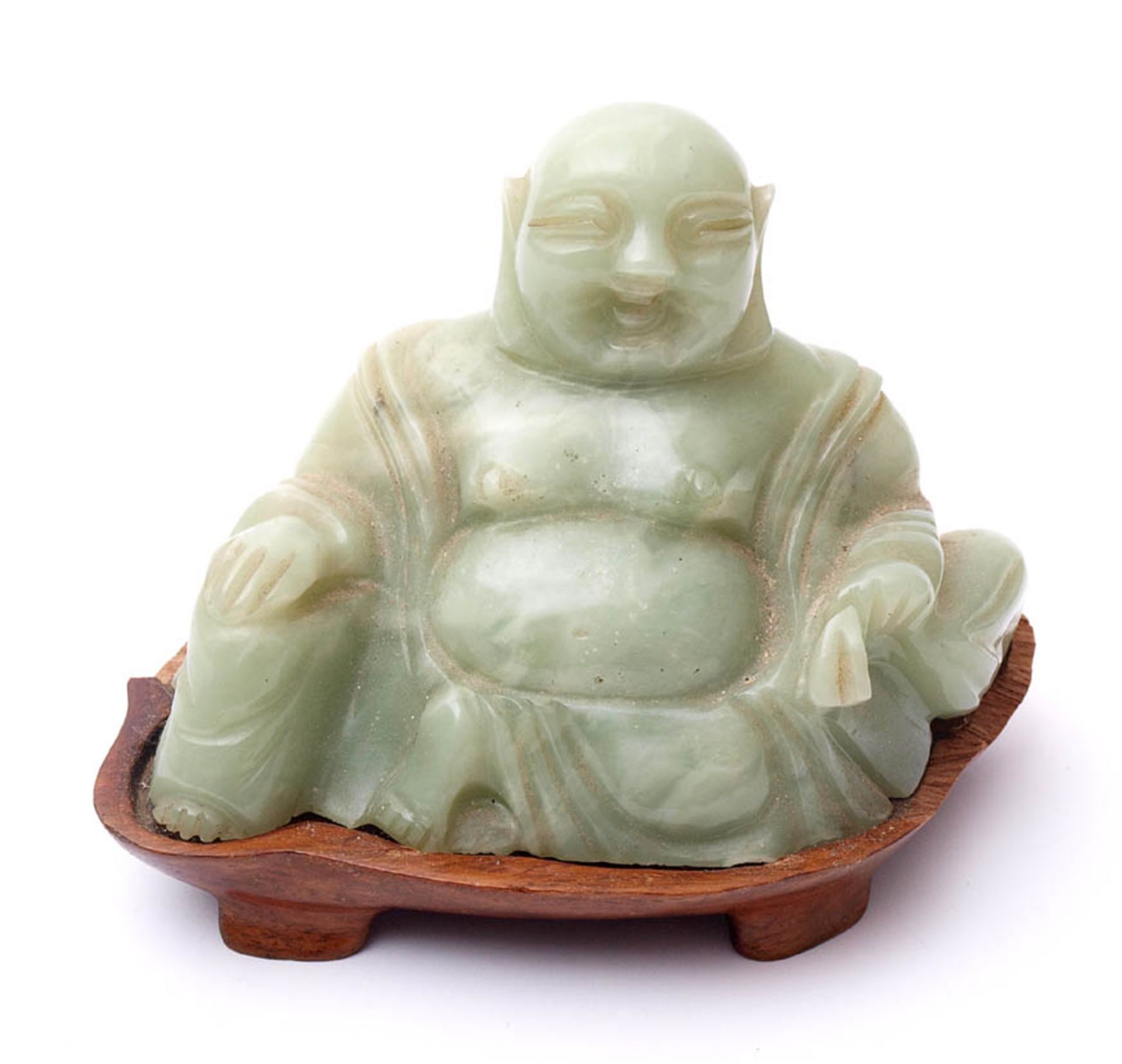 JadefigurLachender Buddha in Mudra auf passendem Holzsockel. Hellgrüne, gefleckte Jade. H.7,5cm ohne