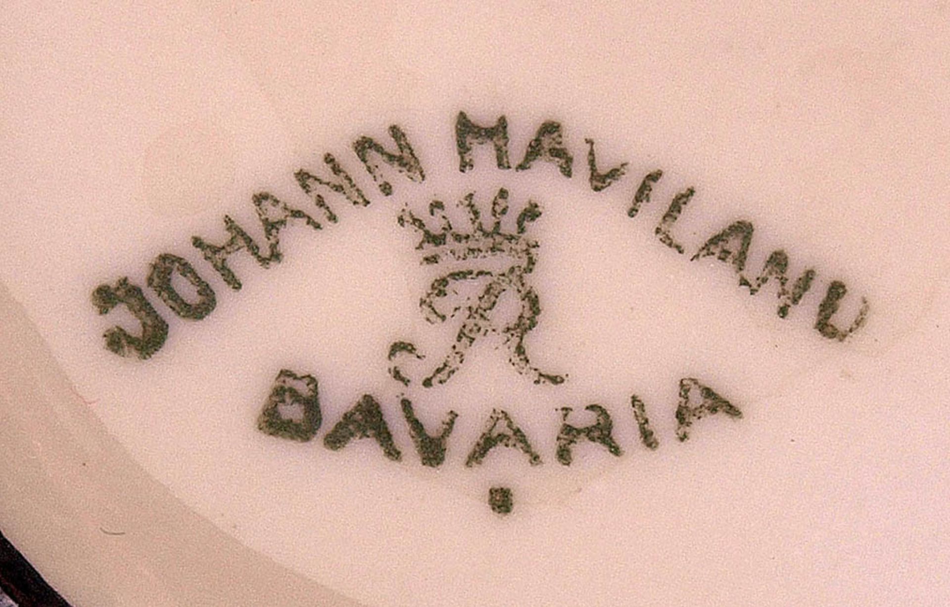 Silberporzellanvase, HavilandGedrückte Kugelform mit polychromer Blütenmalerei. H.5cm. - Bild 2 aus 2