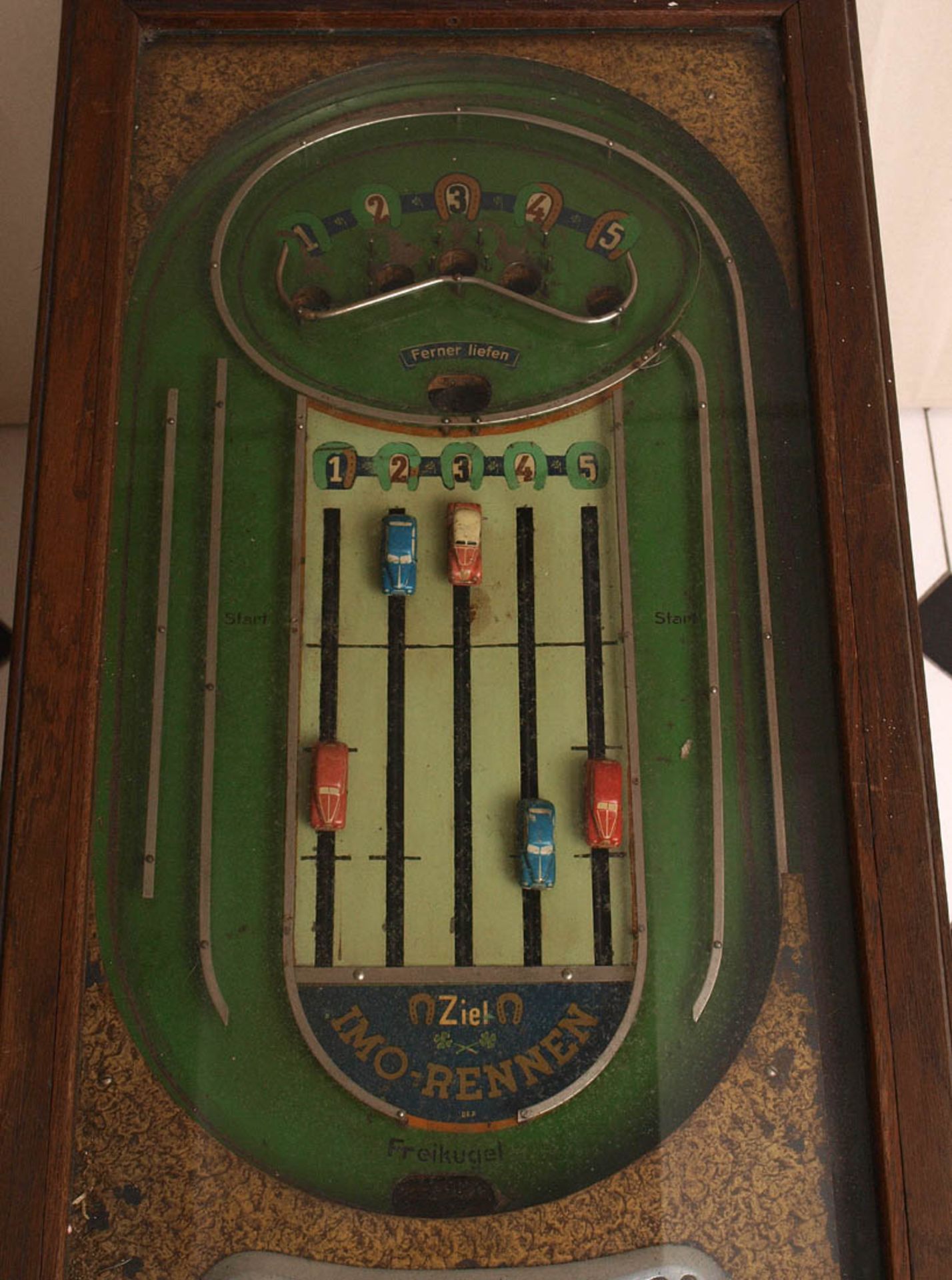 Spielautomat, 30er JahreAuf vier Vierkantfüßen rechteckiger Korpus mit verglaster Deckplatte. - Bild 4 aus 6