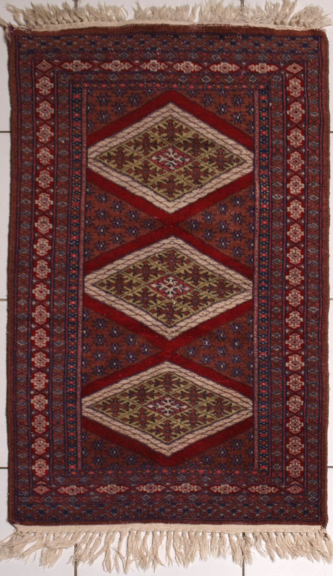 Afghan-BrückeRotgrundiges Zentralfeld mit drei floral motivierten Rauten, flankiert von dreieckigen,