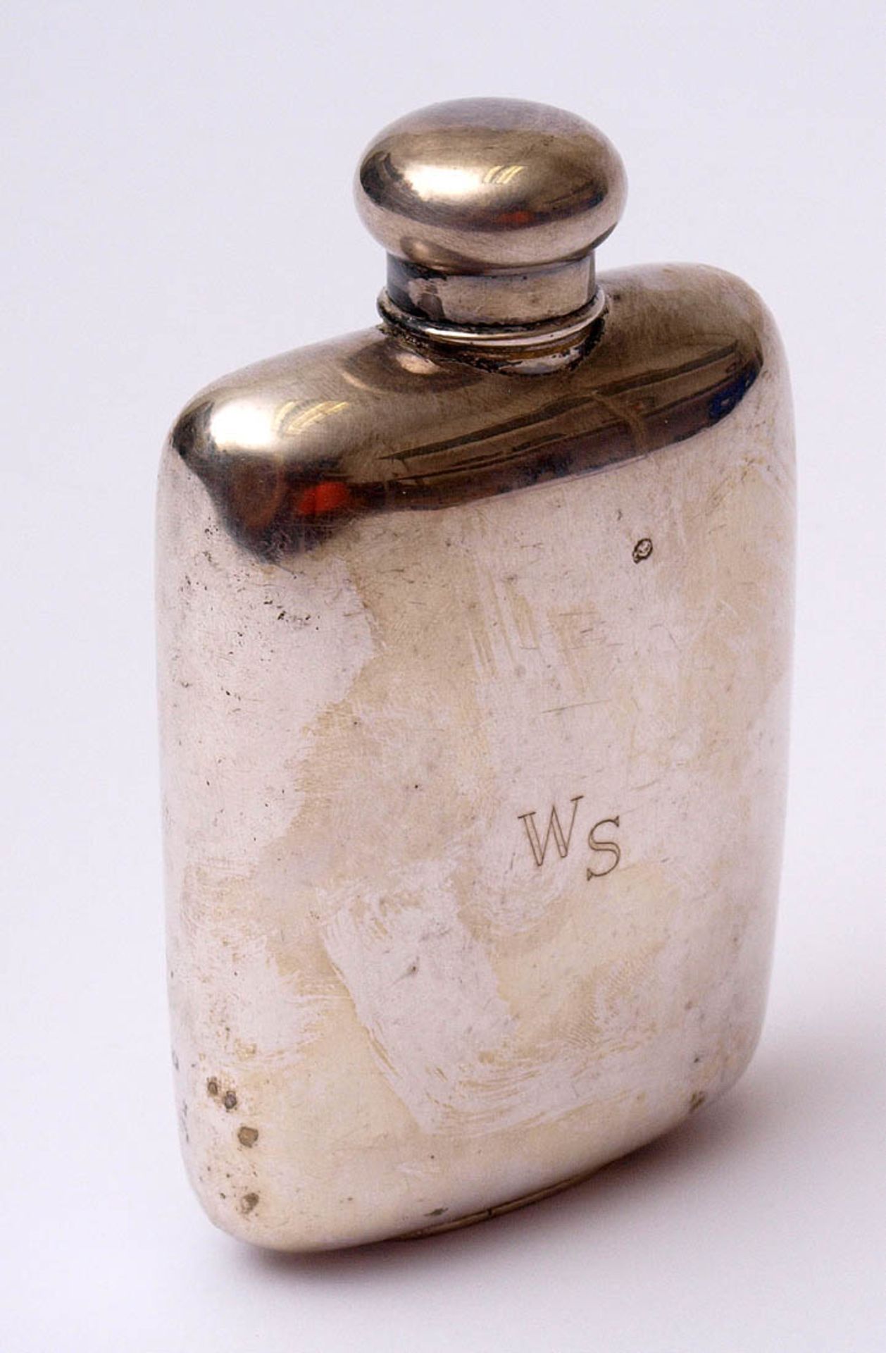 Taschenflasche, um 1900Gebogter, rechteckiger Korpus mit Schraubverschluss. Später angelötete