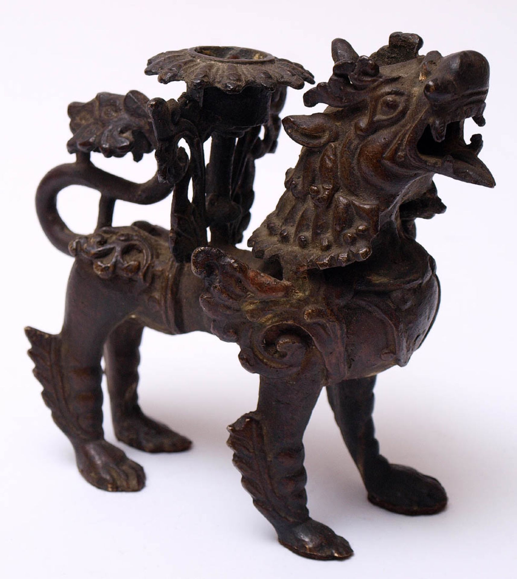 Kerzenleuchter, SüdostasienIn Form eines geflügelten Löwen, auf dem Rücken die Tülle tragend. Bronze - Bild 2 aus 2