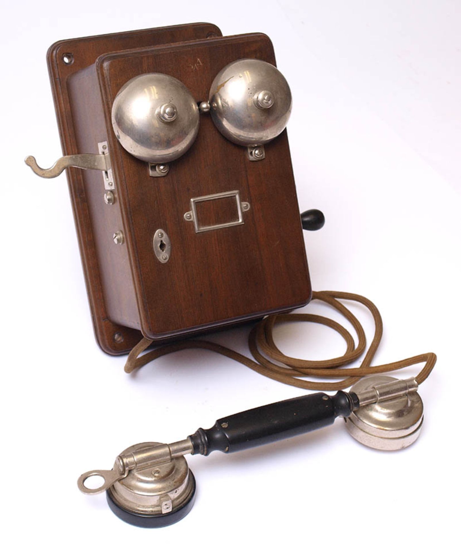 WandtelefonLaut Auskunft des Einlieferers als Nebenstellengerät verwendet. Holz und Metall. H.21cm.
