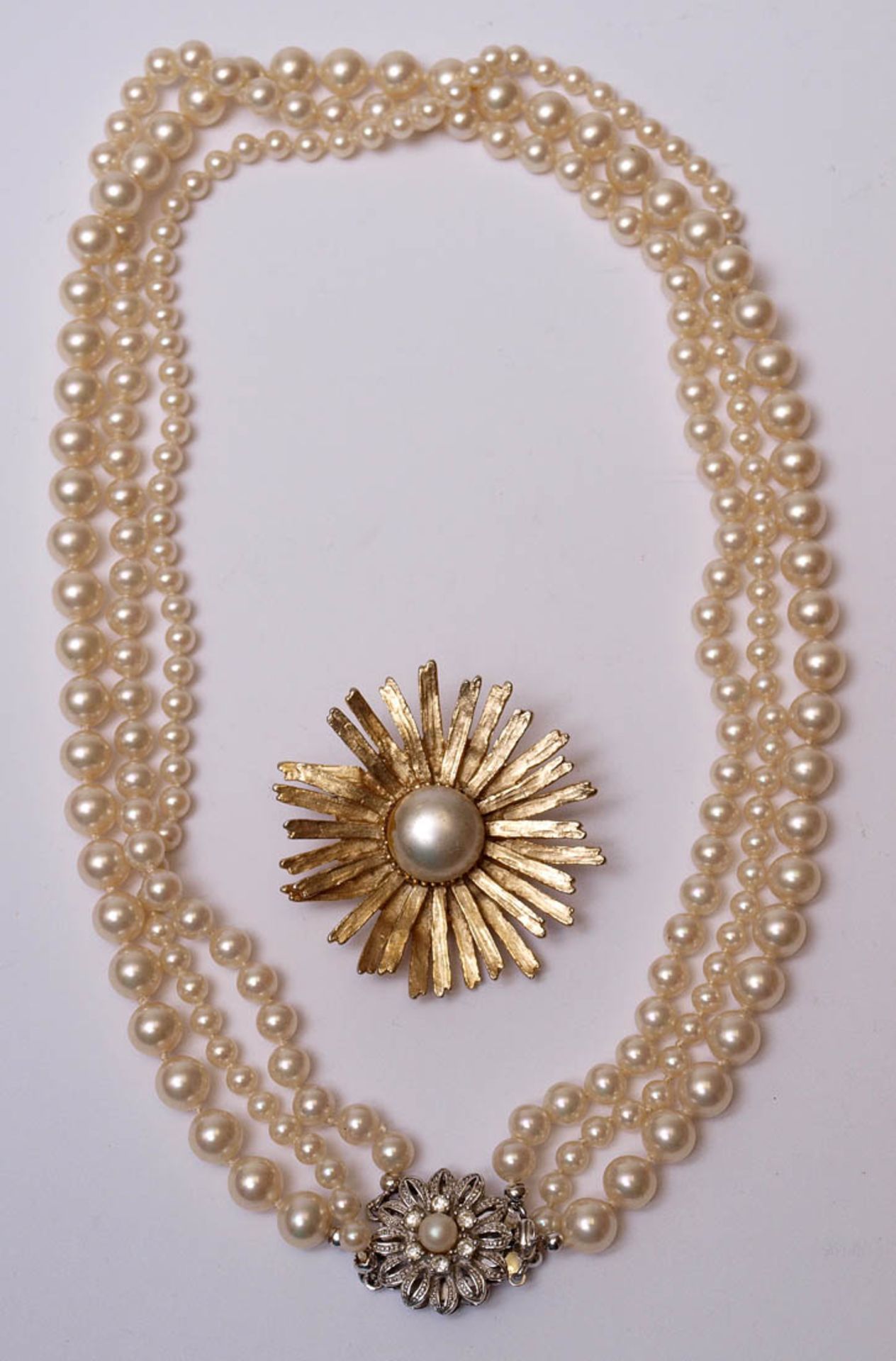 KonvolutDreireihige Zuchtperlkette mit Perlen von unterschiedlichem Durchmesser. Blütenförmiges - Bild 2 aus 2