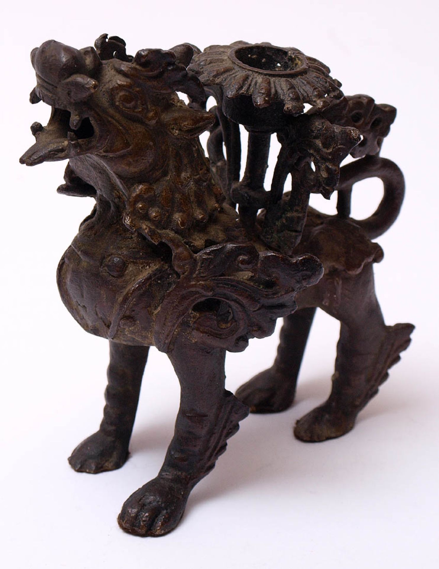 Kerzenleuchter, SüdostasienIn Form eines geflügelten Löwen, auf dem Rücken die Tülle tragend. Bronze