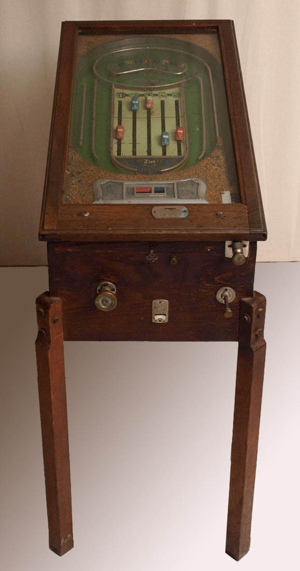 Spielautomat, 30er JahreAuf vier Vierkantfüßen rechteckiger Korpus mit verglaster Deckplatte.