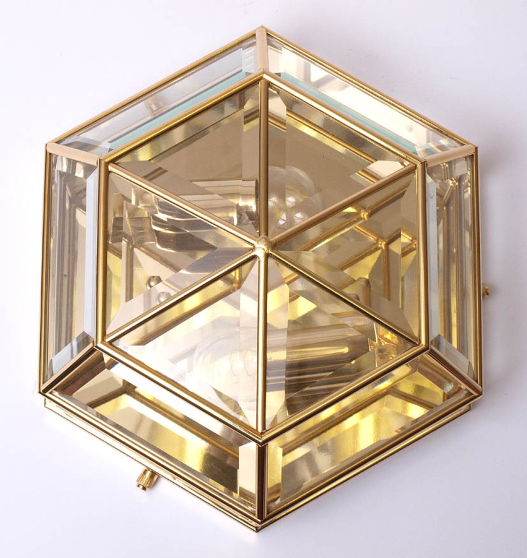 DeckenlampeSechskantiges, facettiertes Gehäuse mit gefasten Glasplatten. Vergoldetes Metall. - Bild 2 aus 2