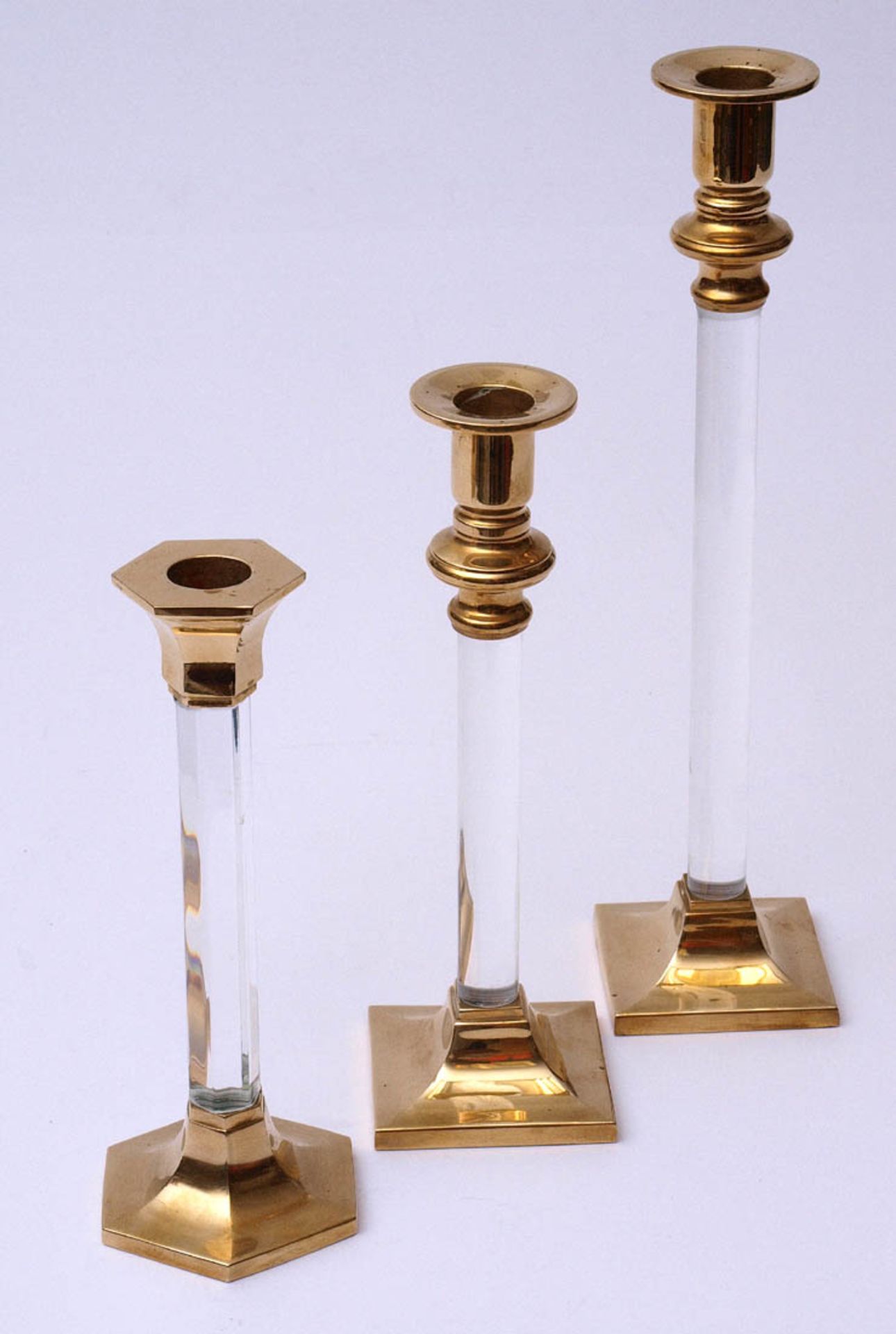 Drei KerzenleuchterAuf quadratischem bzw. sechseckigem Stand Schaft aus Acrylglas. Urnenförmige