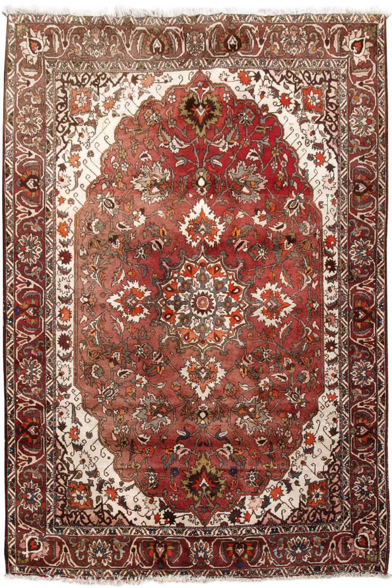 IsfahanRotgrundiges Hauptfeld mit symmetrischen Blütenmotiven, weißgrundiges Zentralmedaillon mit