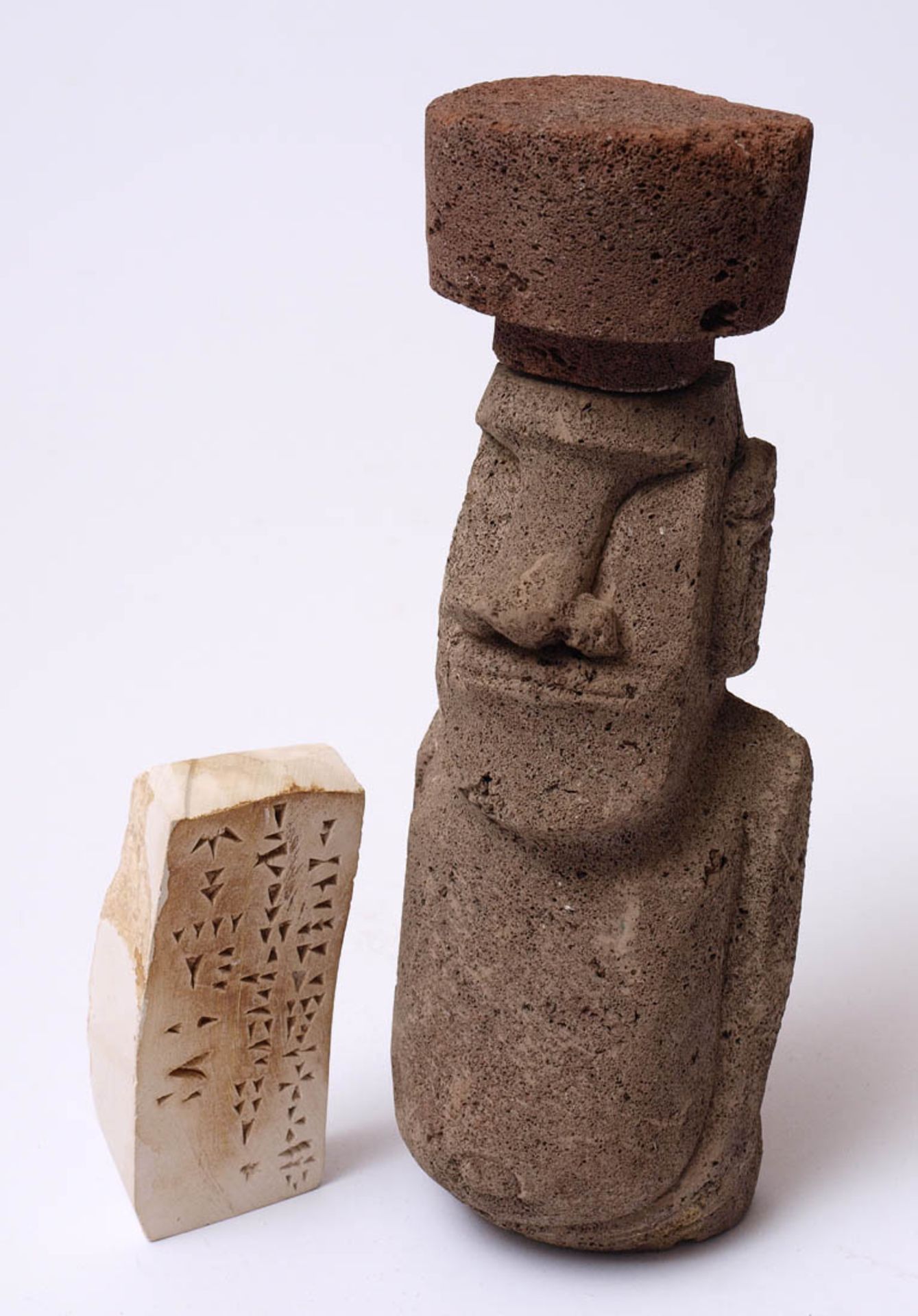 MuseumsreplikNach einer Moai-Figur von der Osterinsel. Stein. H.24cm. Dazu Museumsreplik einer